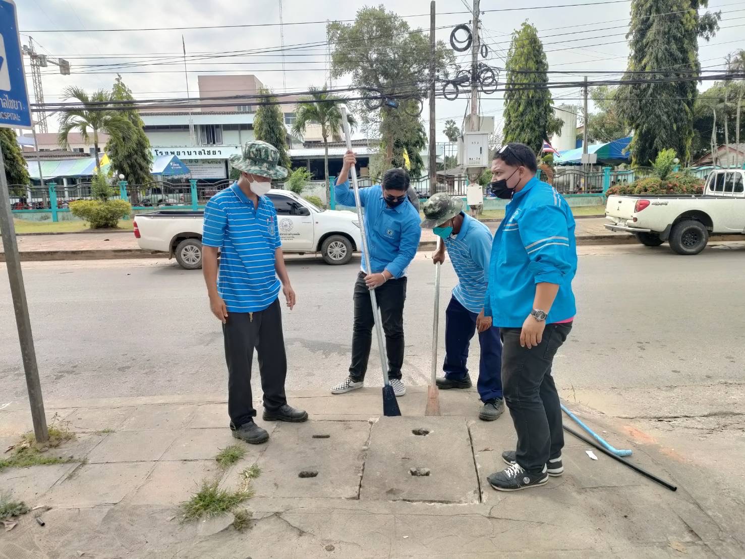การประปาส่วนภูมิภาคสาขาไชยา ลงพื้นที่ดำเนินการปฏิบัติงานหาท่อแตก-รั่ว ด้วยวิธี Step test เพื่อค้นหาน้ำสูญเสีย บริเวณ หน้าโรงพยาบาลไชยา ม.1 ต.เลม็ด อ.ไชยา จ.สุราษฎร์ธานี