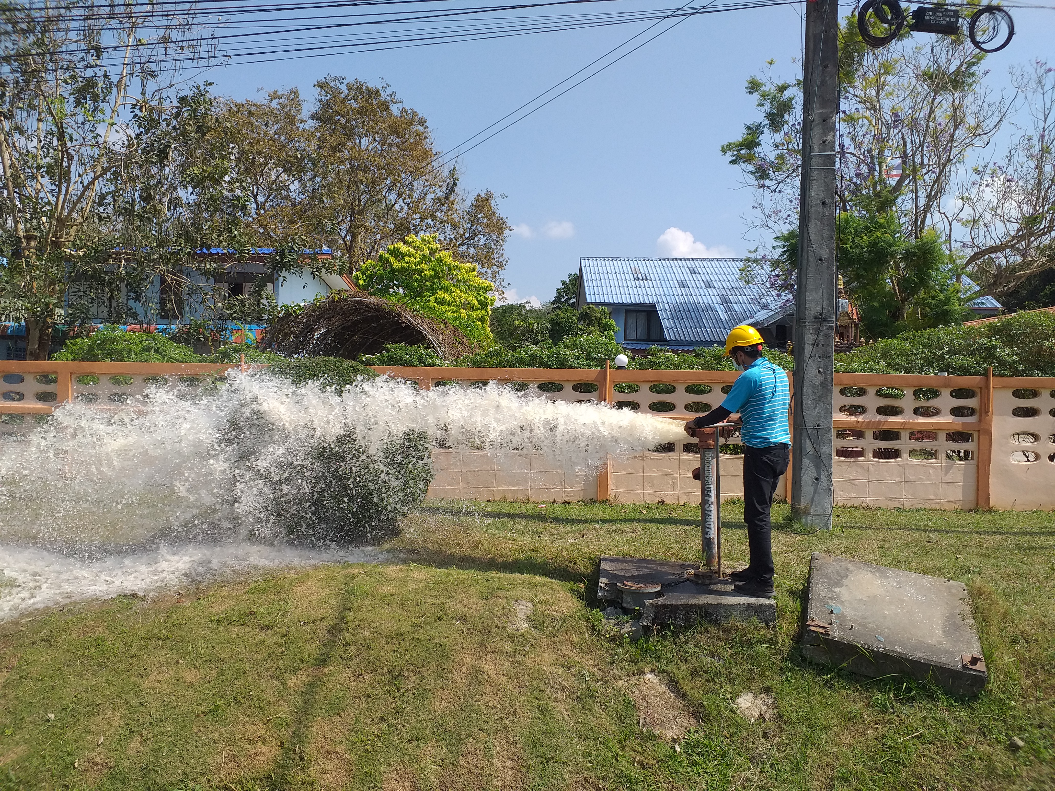 วันพฤหัสบดีที่ 27 มกราคม พ.ศ. 2565 การประปาส่วนภูมิภาคสาขากาญจนดิษฐ์ ภายใต้การบริหารงานโดย นายสุรพงศ์ สมหวัง มอบหมายให้ทีมงานผลิต ดำเนินการเปิดล้างตะกอนระบายในเส้นท่อจ่ายน้ำ (Blow off) ผ่านหัวดับเพลิง โดยลงพื้นที่บริเวณพื้นที่ตำบลปากแพรก อำเภอดอนสัก จังหวัดสุราษฎร์ธานี ทั้งนี้เป็นการปฏิบัติตามแผนโครงการจัดการน้ำสะอาด (WSP) เพื่อให้น้ำประปามีคุณภาพตามเกณฑ์มาตรฐานของ กปภ. และเป็นการสร้างความมั่นใจในคุณภาพน้ำประปา อีกทั้งเป็นการสร้างความสัมพันธ์ที่ดีในการบริการแก่ผู้ใช้น้ำ อ่านต่อที่