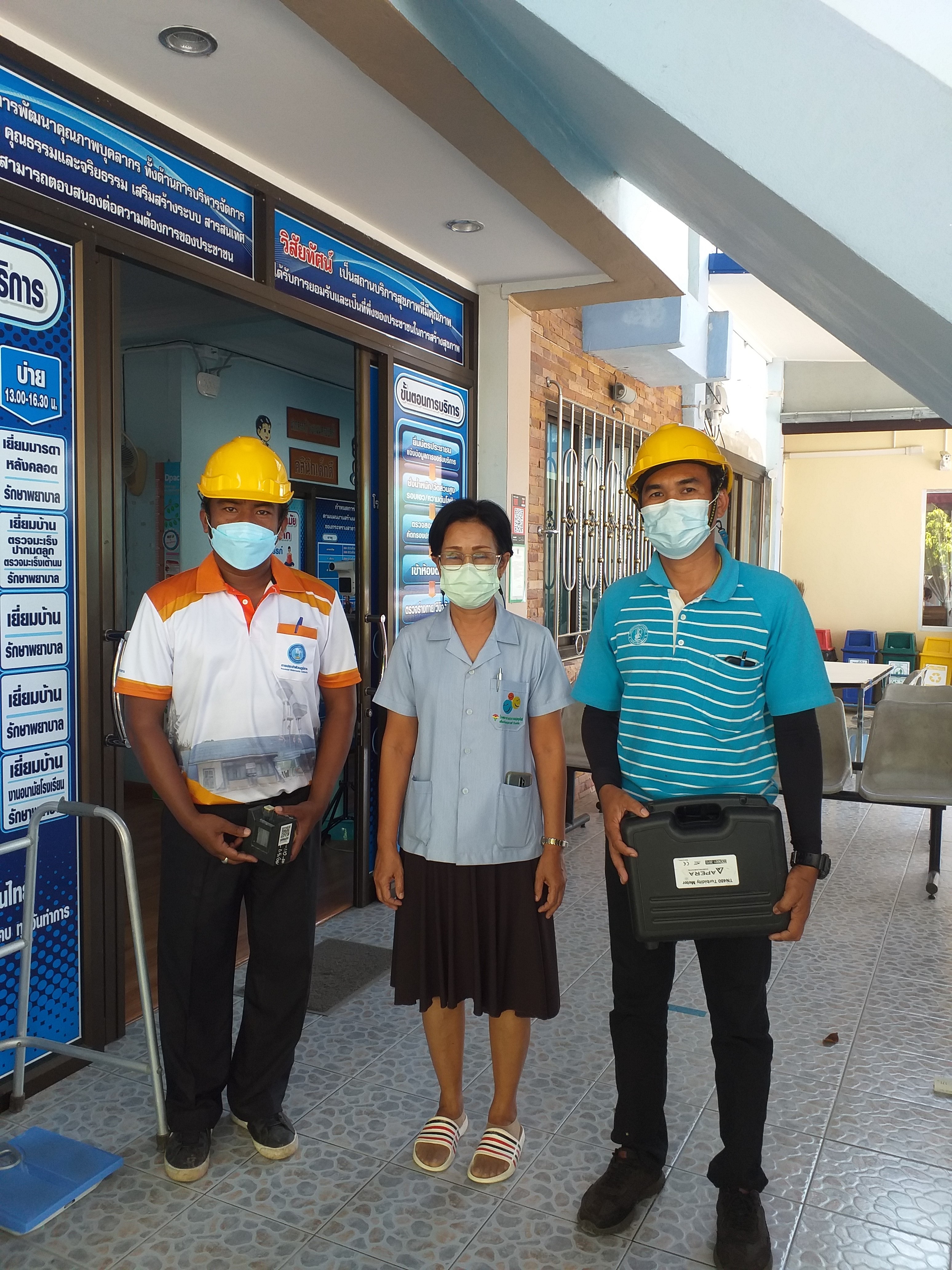วันพฤหัสบดีที่ 27 มกราคม 2565 นายสุรพงศ์ สมหวัง ผจก.กปภ.สาขากาญจนดิษฐ์ มอบหมายให้พนักงานในสายงานผลิต ออกพื้นที่ตรวจสอบคุณภาพน้ำประปา โดยการตรวจวัดค่าคลอรีน ค่าความขุ่นในน้ำประปาณ ณ สถานีอนามัยปากแพรก ตำบลปากแพรก อำเภอดอนสัก จังหวัดสุราษฎร์ธานี โดยเป็นการตรวจสอบและควบคุมคุณภาพน้ำประปาในระบบจ่าย ตามโครงการจัดการน้ำสะอาด (WSP) ตามจุดควบคุมตรวจสอบตามแผนที่กำหนด ผลการตรวจสอบคุณภาพน้ำเป็นไปตามเกณฑ์มาตรฐาน กปภ.