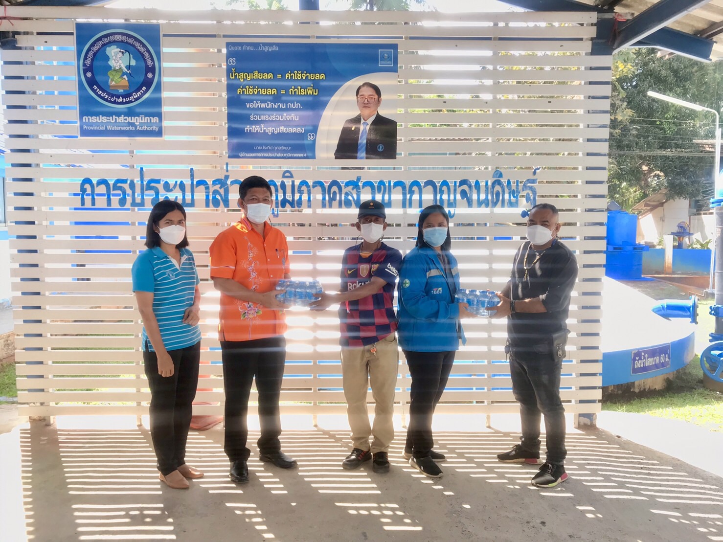 กปภ.สาขากาญจนดิษฐ์ สนับสนุนน้ำดื่มบรรจุขวดตราสัญลักษณ์ กปภ. เพื่อใช้ในกิจกรรมจิตอาสาพัฒนา เนื่องในวันสมเด็จพระนเรศวรมหาราช ประจำปี พ.ศ.2565
