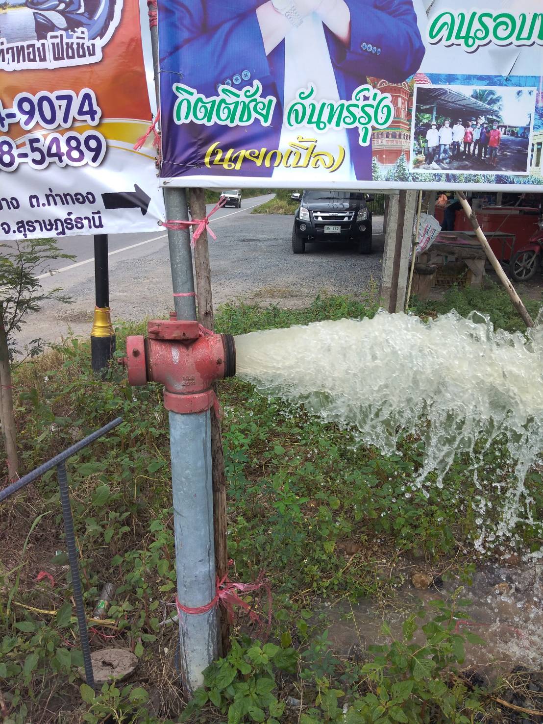 วันศุกร์ที่ 11 กุมภาพันธ์ พ.ศ. 2565 การประปาส่วนภูมิภาคสาขากาญจนดิษฐ์ ภายใต้การบริหารงานโดย นายสุรพงศ์ สมหวัง มอบหมายให้ทีมงานบริการและควบคุมน้ำสูญเสีย ดำเนินการเปิดล้างตะกอนระบายในเส้นท่อจ่ายน้ำ (Blow off) ผ่านหัวดับเพลิง โดยลงพื้นที่บริเวณพื้นที่ตำบลท่าทอง อำเภอกาญจนดิษฐ์ จังหวัดสุราษฎร์ธานี ทั้งนี้เป็นการปฏิบัติตามแผนโครงการจัดการน้ำสะอาด (WSP) เพื่อให้น้ำประปามีคุณภาพตามเกณฑ์มาตรฐานของ กปภ. และเป็นการสร้างความมั่นใจในคุณภาพน้ำประปา อีกทั้งเป็นการสร้างความสัมพันธ์ที่ดีในการบริการแก่ผู้ใช้น้ำ