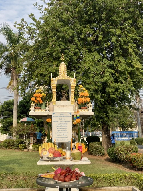 การประปาส่วนภูมิภาคสาขาลำพูน  จัดกิจกรรมเนื่องในวันคล้ายวันสถาปนาการประปาส่วนภูมิภาค ครบรอบ 43 ปี                  ..................................... วันจันทร์ที่ 28 กุมภาพันธ์ พ.ศ.2565 การประปาส่วนภูมิภาคสาขาลำพูน นำโดยนายพรพจน์  ฑีฆายุ ผู้จัดการการประปาส่วนภูมิภาคสาขาลำพูน พร้อมด้วยหัวหน้างาน และพนักงานในสังกัด จัดกิจกรรมเนื่องในวันคล้ายวันสถาปนาการประปาส่วนภูมิภาค ครบรอบ 43 ปี ณ สำนักงานการประปาส่วนภูมิภาคสาขาลำพูน สถานีผลิตน้ำ และหน่วยบริการ  โดยกิจกรรมในครั้งนี้ ประกอบด้วย พิธีสักการะพระแม่ธรณีวิสุทธิสรรพสักขีบารมีธำรงชล และศาลพระภูมิ เพื่อความเป็นสิริมงคล และสร้างขวัญกำลังใจให้แก่พนักงานในสังกัด เสริมสร้างบรรยากาศที่ดีและความผูกพันในองค์กร