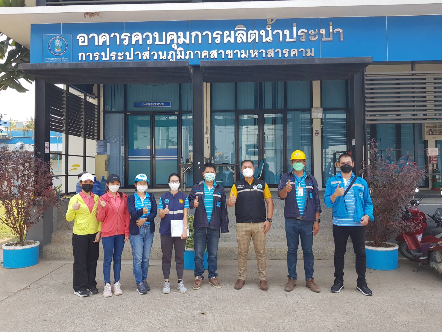 กปภ.สาขามหาสารคาม ร่วมกับงานควบคุมคุณภาพน้ำ 2 กปภ.ข.6 และเจ้าหน้าที่สำนักงานสาธารณสุขจังหวัดมหาสารคาม เก็บตัวอย่างน้ำในระบบจำหน่ายตามโครงการน้ำประปาดื่มได้