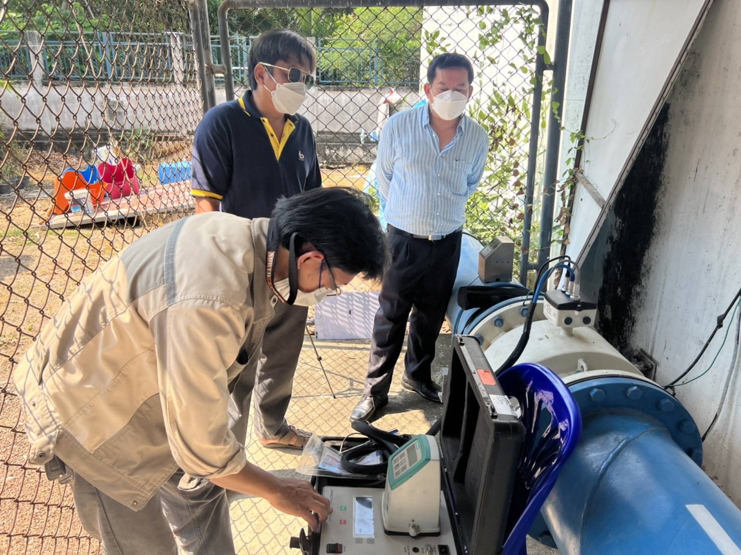 กปภ.สาขาสมุทรสงคราม ร่วมกับ กปภ.ข.3 ตรวจสอบมาตรวัดน้ำและบำรุงรักษามาตรวัดน้ำ ประจำปี 2565