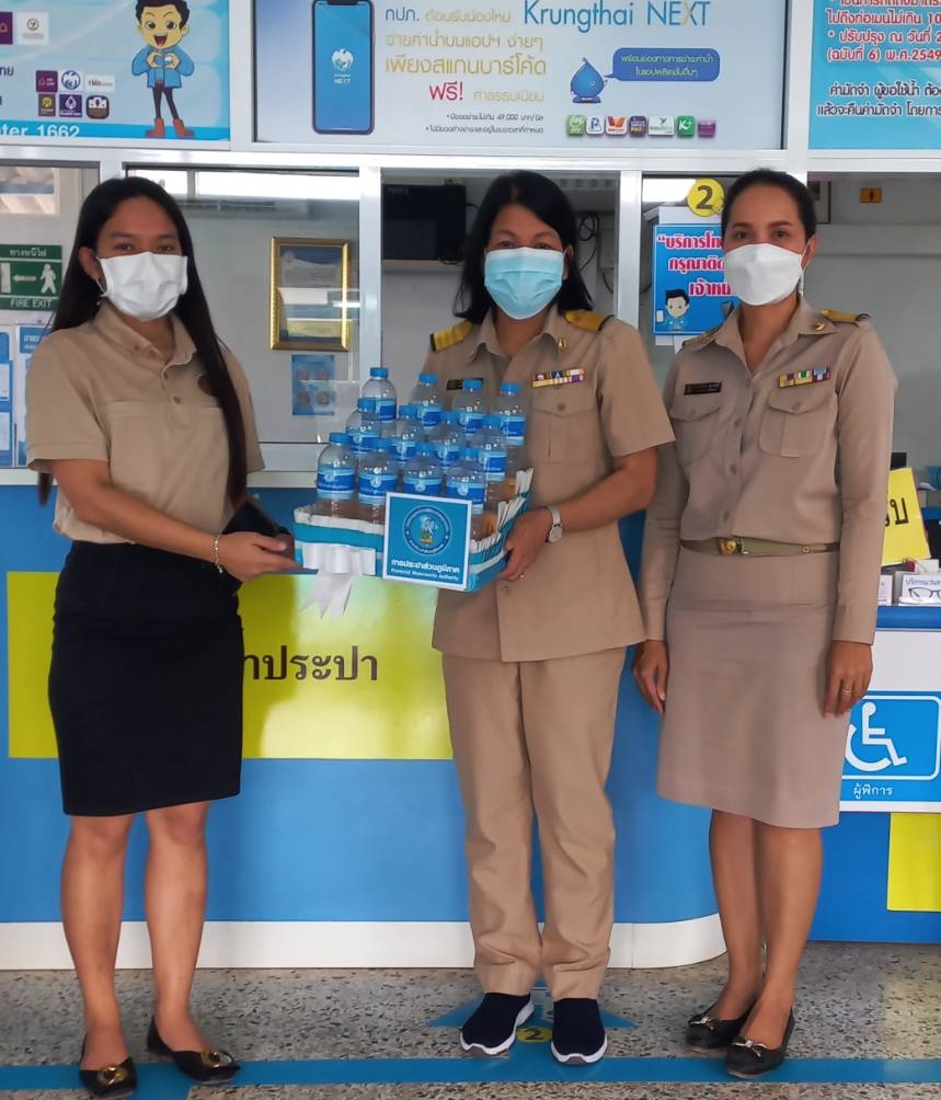 การประปาส่วนภูมิภาคสาขาไชยา มอบน้ำดื่มบรรจุขวดตราสัญลักษณ์ กปภ. จำนวน 240 ขวด ให้แก่ ที่ว่าการอำเภอไชยา
