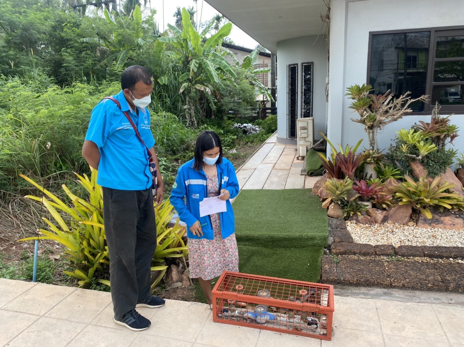 วันพุธที่ 23 มีนาคม 2565 การประปาส่วนภูมิภาคสาขากาญจนดิษฐ์ ภายใต้การบริหารงานโดย นายสุรพงศ์ สมหวัง ผู้จัดการการประปาส่วนภูมิภาคสาขากาญจนดิษฐ์ มอบหมายนางสาวพเยาว์ เงินทอง หัวหน้างาน 8 งานจัดเก็บรายได้ พร้อมพนักงานในสังกัด เข้าเข้าตรวจสอบข้อร้องเรียนเรื่องค่าน้ำสูงและตรวจทานการสุ่มอ่านมาตร 5 % พื้นที่เขตการจ่ายน้ำอำเภอกาญจนดิษฐ์และอำเภอดอนสัก จังหวัดสุราษฎร์ธานี เพื่อเป็นการตรวจทานอีกครั้งหนึ่ง