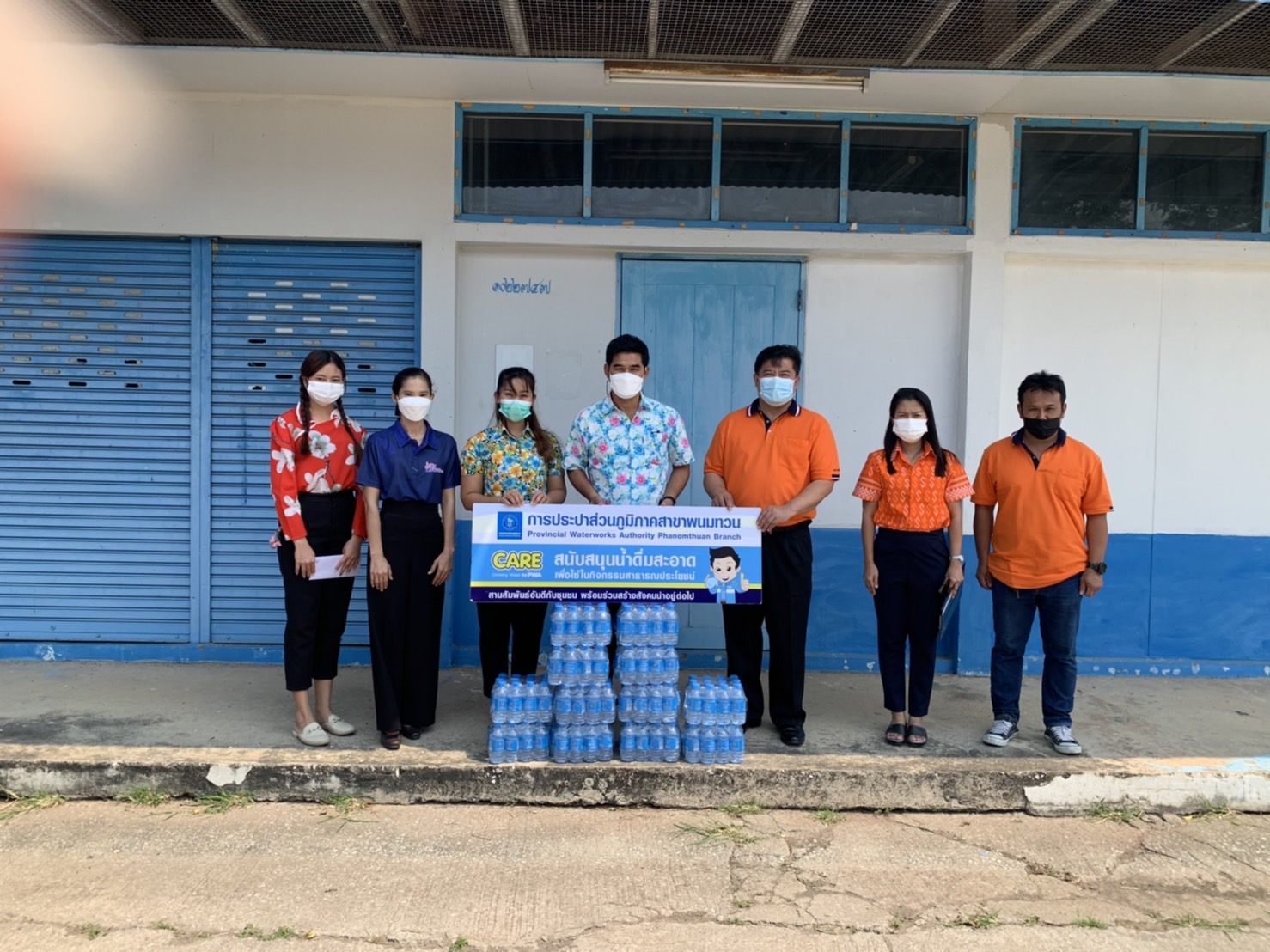กปภ.สาขาพนมทวน ปันน้ำใจมอบน้ำดื่มบรรจุขวด ให้กับ อบต.พนมทวน