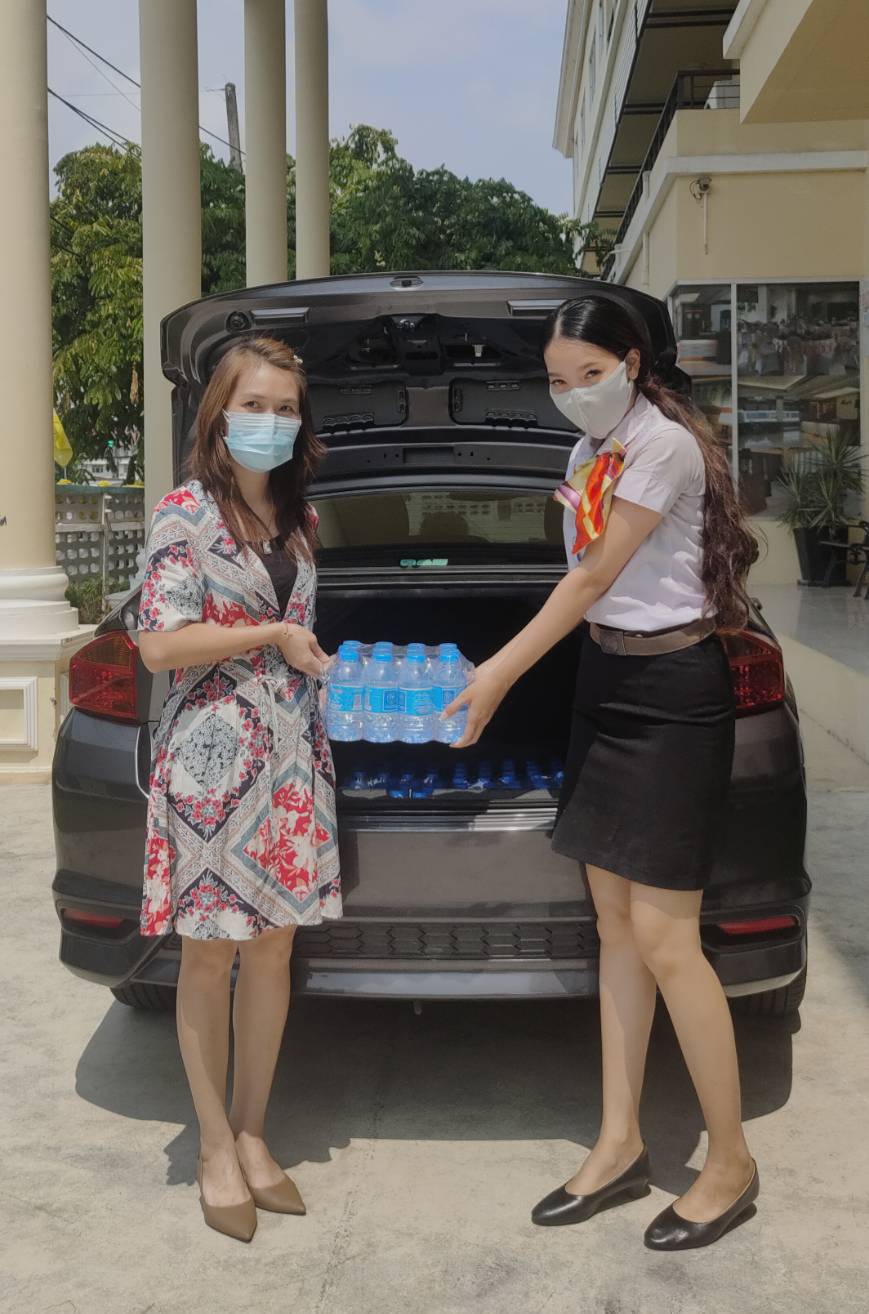 กปภ.สาขาภูเก็ต สนับสนุนน้ำดื่มบรรจุขวดตราสัญลักษณ์ ให้กับสำนักงานพาณิชย์จังหวัดภูเก็ต เพื่อใช้ในกิจกรรม คนตงห่อ ยกชั้น แบ่งปัน ทุกข์ สุข