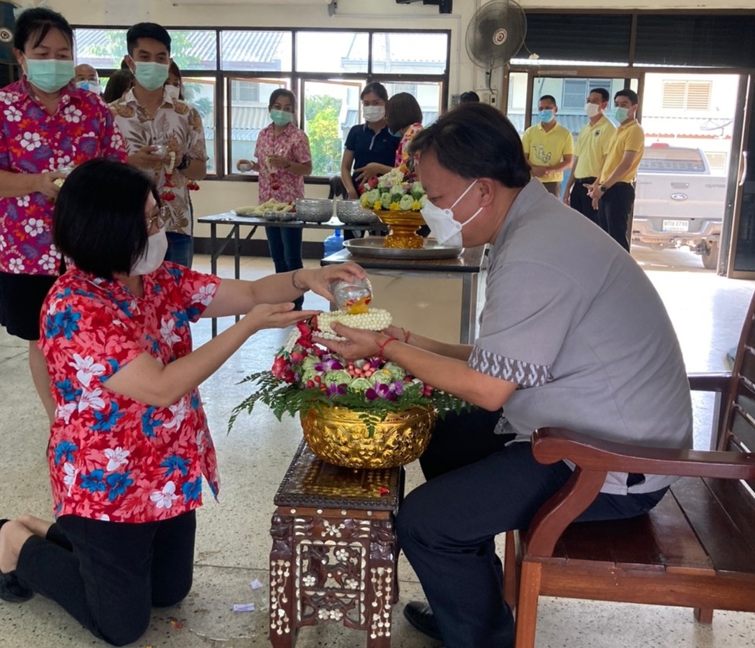 กปภ.สาขาท่ามะกา เข้าร่วมพิธี รดน้ำขอพร ท่านนายอนุชา หอยสังข์ นายอำเภอท่ามะกา จังหวัดกาญจนบุรี เนื่องในเทศกาลวันสงกรานต์ (วันขึ้นปีใหม่ไทย) ประจำปี 2565 วันอังคารที่ 12 เมษายน 2565
