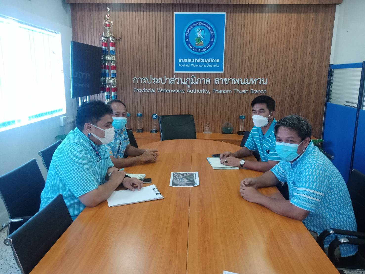 กปภ.สาขาพนมทวน และ กปภ.สาขาอู่ทอง ร่วมประชุมหารือเกี่ยวกับการบริหารจัดการคุณภาพน้ำดิบในสระพักน้ำดิบ