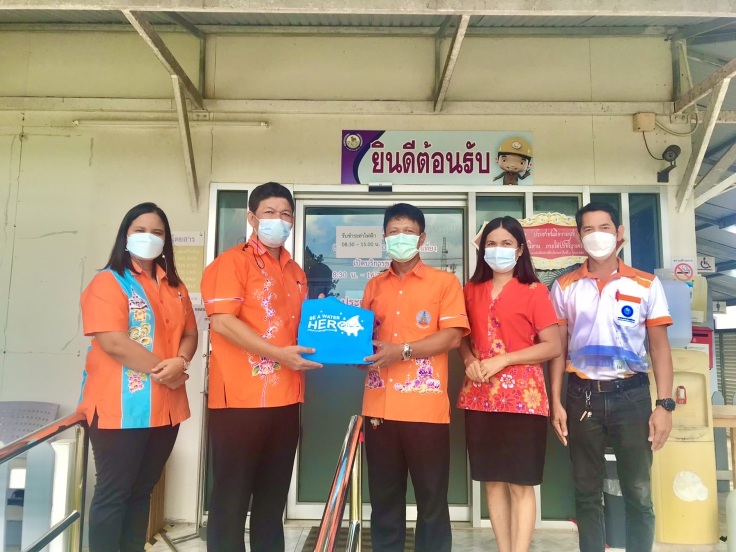 วันพฤหัสบดีที่ 21 เมษายน 2564 นายสุรพงศ์ สมหวัง ผู้จัดการ กปภ.สาขากาญจนดิษฐ์ พร้อมหัวหน้างานอำนวยการ หัวหน้างานผลิต หัวหน้างานจัดเก็บรายได้และพนักงานในสังกัด เข้าพบปะพูดคุยกับผู้ใช้น้ำรายใหญ่ ในเขตพื้นที่ให้บริการน้ำประปา ของ กปภ.สาขากาญจนดิษฐ์ ในเขตพื้นที่อำเภอดอนสัก จังหวัดสุราษฎร์ธานี ในส่วนของกิจกรรมนี้ได้ลงพื้น พบปะพูดคุยกับนายจักรพงศ์ ขวยไพบูลย์ ผู้จัดการการไฟฟ้าส่วนภูมิภาคสาขาย่อยอำเภอดอนสัก โดยได้พูดคุยปัญหาและอุปสรรคในการดำเนินงาน ปัญหาข้อเสนอแนะ และแนะนำการ บริการข้อมูลค่าน้ำประปา ผ่านแอปพลิเคชัน Line มือถือ