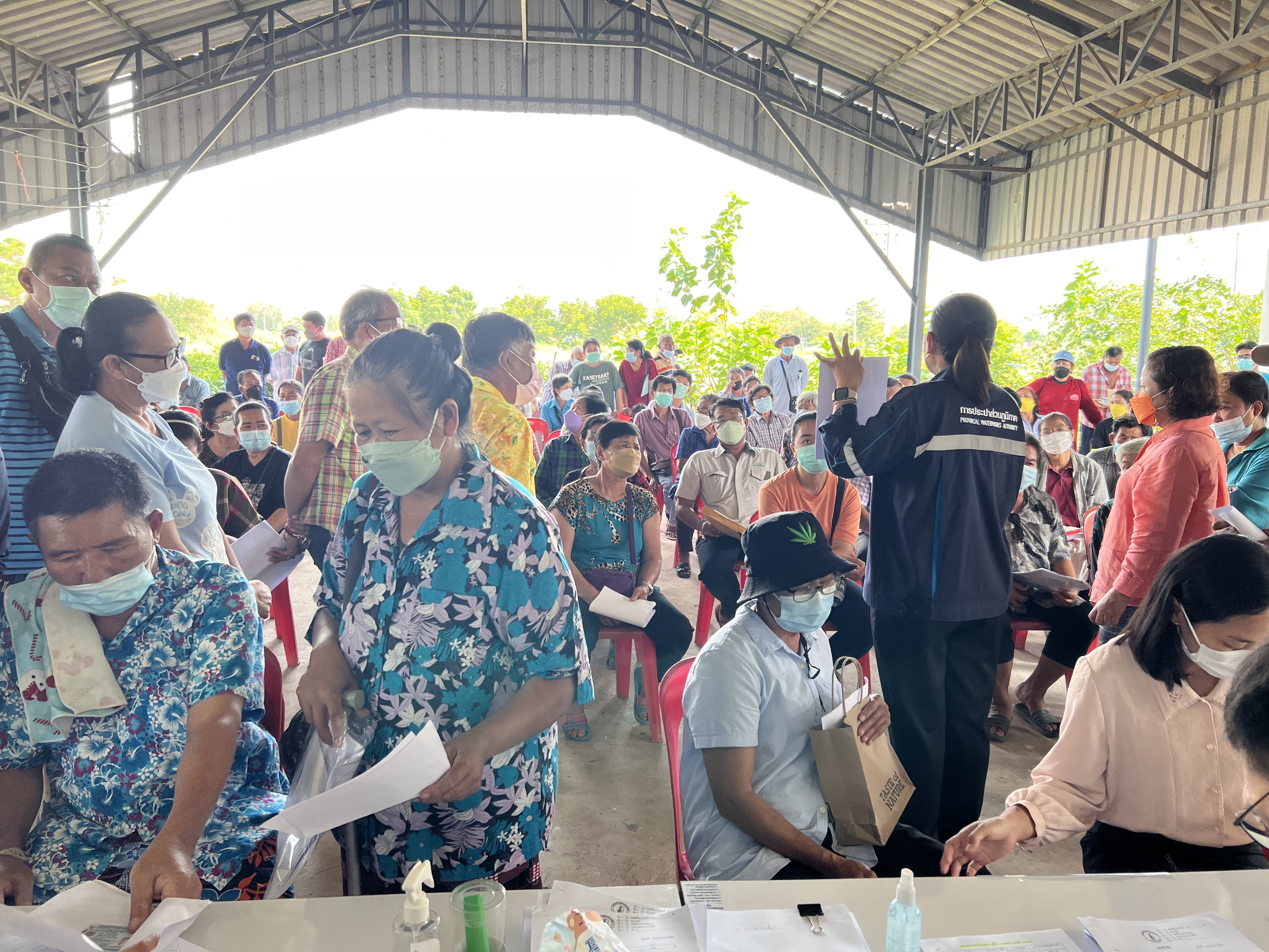 การประปาส่วนภูมิภาคสาขาบางคล้า ออกบริการ รับผู้ใช้น้ำในพื้นที่ อบต.หนองตีนนก ที่ทำการโอนประชาชนในพื้นที่ มาให้กับการประปาส่วนภูมิภาค