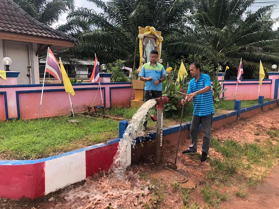 การประปาส่วนภูมิภาค สาขากาญจนดิษฐ์ ลงพื้นที่ ทำความสะอาด ระบายตะกอนในเส้นท่อจ่ายน้ำ ผ่านหัวดับเพลิงและท่อหน้ามาตรประจำเดือน