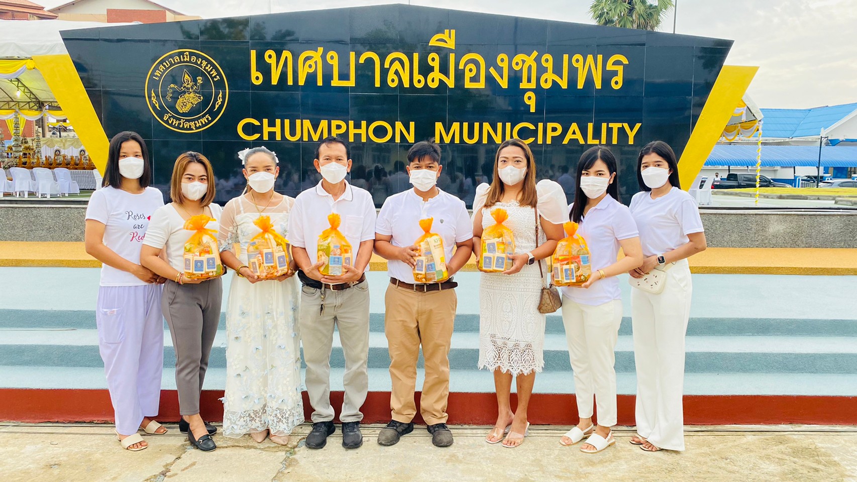 การประปาส่วนภูมิภาคสาขาชุมพร เข้าร่วมกิจกรรมทำบุญตักบาตร เนื่องในวันฉัตรมงคล ณ ลานเทศบาลเมืองชุมพร