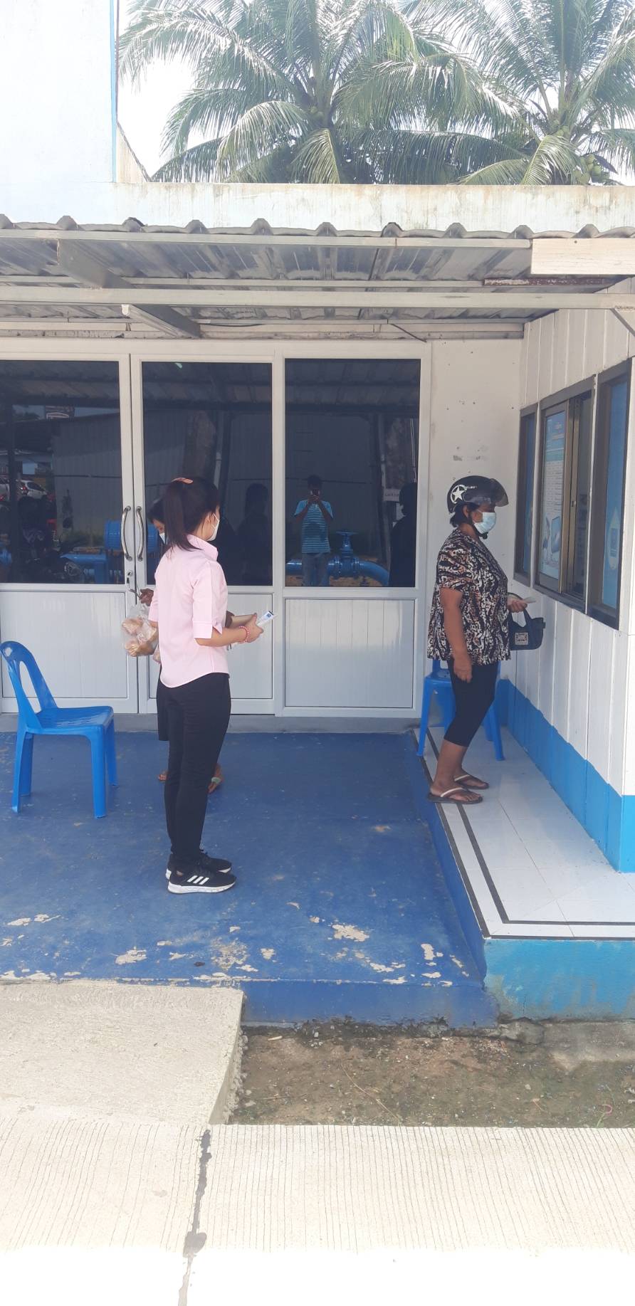 กปภ.สาขาบ้านตาขุน บริการรับชำระค่าน้ำประปานอกสถานที่ ณ สถานีผลิตน้ำคีรีรัฐนิคม