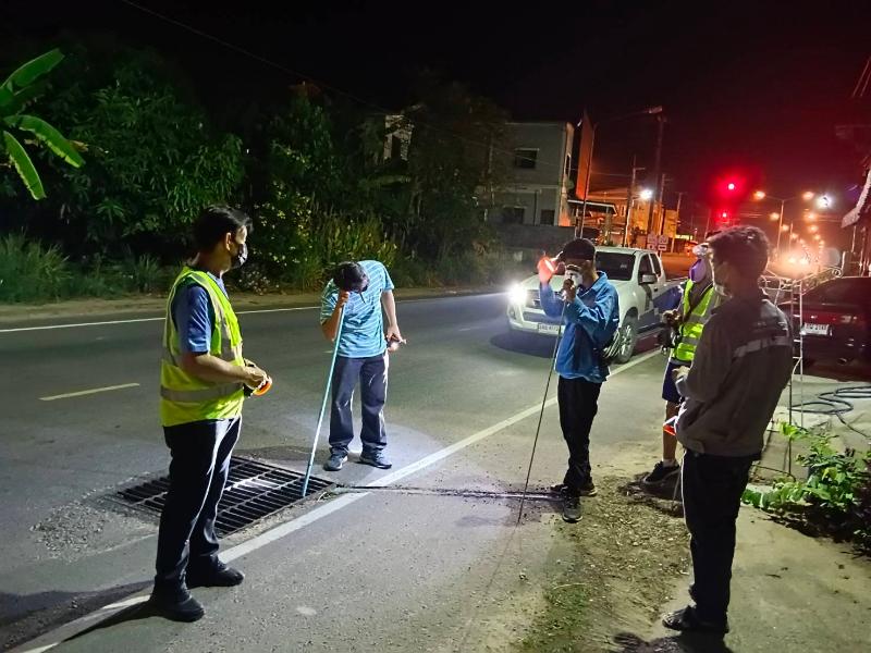 กปภ.สาขารัตนบุรี ลงพื้นที่สำรวจหาท่อแตก รั่ว เพื่อลดน้ำสูญเสียและเพิ่มปริมาณน้ำจำหน่าย