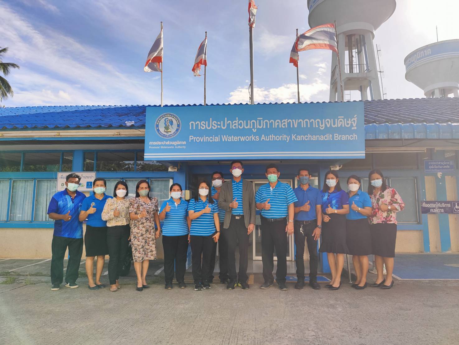 วันพุธที่ 25 พฤษภาคม 2565 เวลาประมาณ 15.00 น. นายสุรพงศ์ สมหวัง ผู้จัดการการประปาส่วนภูมิภาคสาขากาญจนดิษฐ์ และพนักงานการประปาส่วนภูมิภาคสาขากาญจนดิษฐ์ ให้การต้อนรับ นายสุรชัย เชื้อแพ่ง รองผู้ว่าการ(ปฏิบัติการ5) และคณะ ลงพื้นที่เข้าร่วมประชุมตรวจเยี่ยม เพื่อติดตามผลการดำเนินงาน การพัฒนาและหารือการจัดหาแหล่งน้ำดิบของ กปภ.สาขากาญจนดิษฐ์ ติดตามการขยายเขตจำหน่ายน้ำให้กับเรือนจำกลางสุราษฎร์ธานี (เรือนจำทุ่งเขน) ทั้งนี้ได้ร่วมกันเสนอแนวทางแก้ไขปัญหาอุปสรรคโครงการต่างๆ ณ ห้องประชุม กปภ.สาขากาญจนดิษฐ์