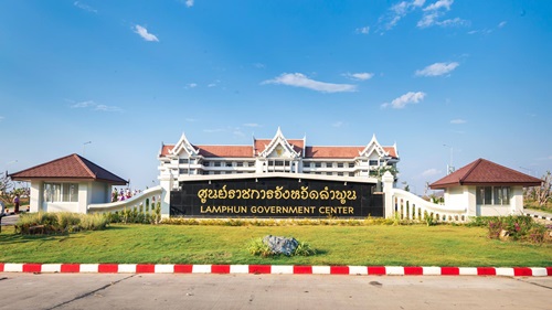 วันอาทิตย์ ที่ 29 พฤษภาคม 2565 นายพรพจน์ ฑีฆายุ ผู้จัดการการประปาส่วนภูมิภาคสาขาลำพูน มอบหมายให้หัวหน้างานบริการและควบคุมน้ำสูญเสีย , หัวหน้างานอำนวยการ พร้อมพนักงาน เข้าร่วมสนับสนุนน้ำดื่มตราสัญลักษณ์ กปภ. เพื่อร่วมพิธีพุทธาภิเษกพระเสตังคมณี และพิธีเทวาภิเษกอนุสาวรีย์พระนางจามเทวี ซึ่งประดิษฐาน ณ ศาลากลางจังหวัดลำพูน แห่งใหม่ ที่ศูนย์ราชการจังหวัดลำพูน (ศาลากลางจังหวัดลำพูน แห่งใหม่) นายอรรษิษฐ์ สัมพันธรัตน์ รองปลัดกระทรวงมหาดไทย พร้อมด้วยนายวรยุทธ เนาวรัตน์ ผู้ว่าราชการจังหวัดลำพูน