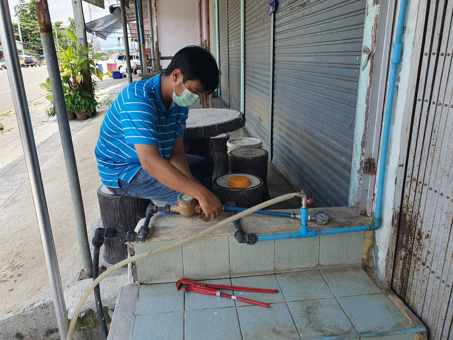 กปภ.สาขากำแพงเพชร สร้างความมั่นใจลูกค้า ตรวจสอบแนวท่อ - วัดแรงดันน้ำปลายเส้นท่อเพื่อนำข้อมูลมาบริหารจัดการแรงดันน้ำ