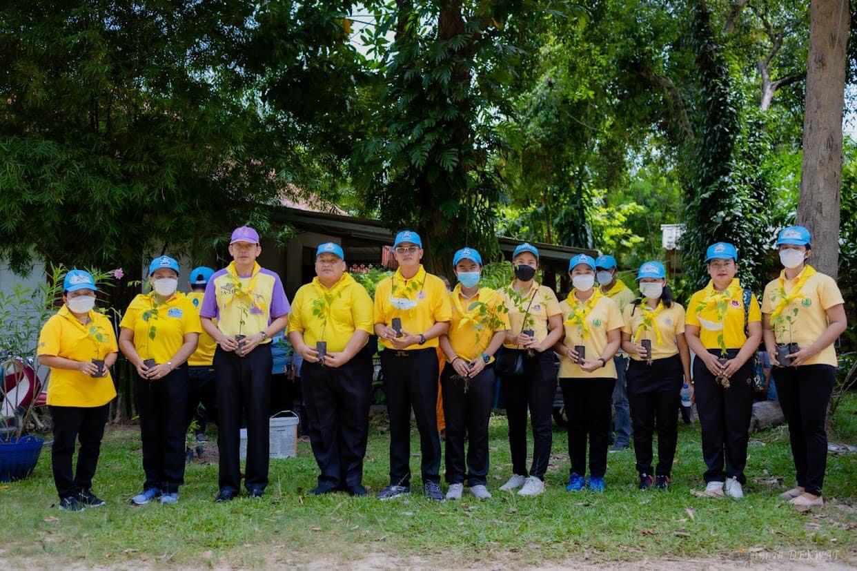 กปภ.สาขาเกาะพะงัน มอบน้ำดื่มบรรจุขวดตราสัญลักษณ์ กปภ. ในกิจกรรมจิตอาสาปลูกต้นไม้เฉลิมพระเกียรติฯ
