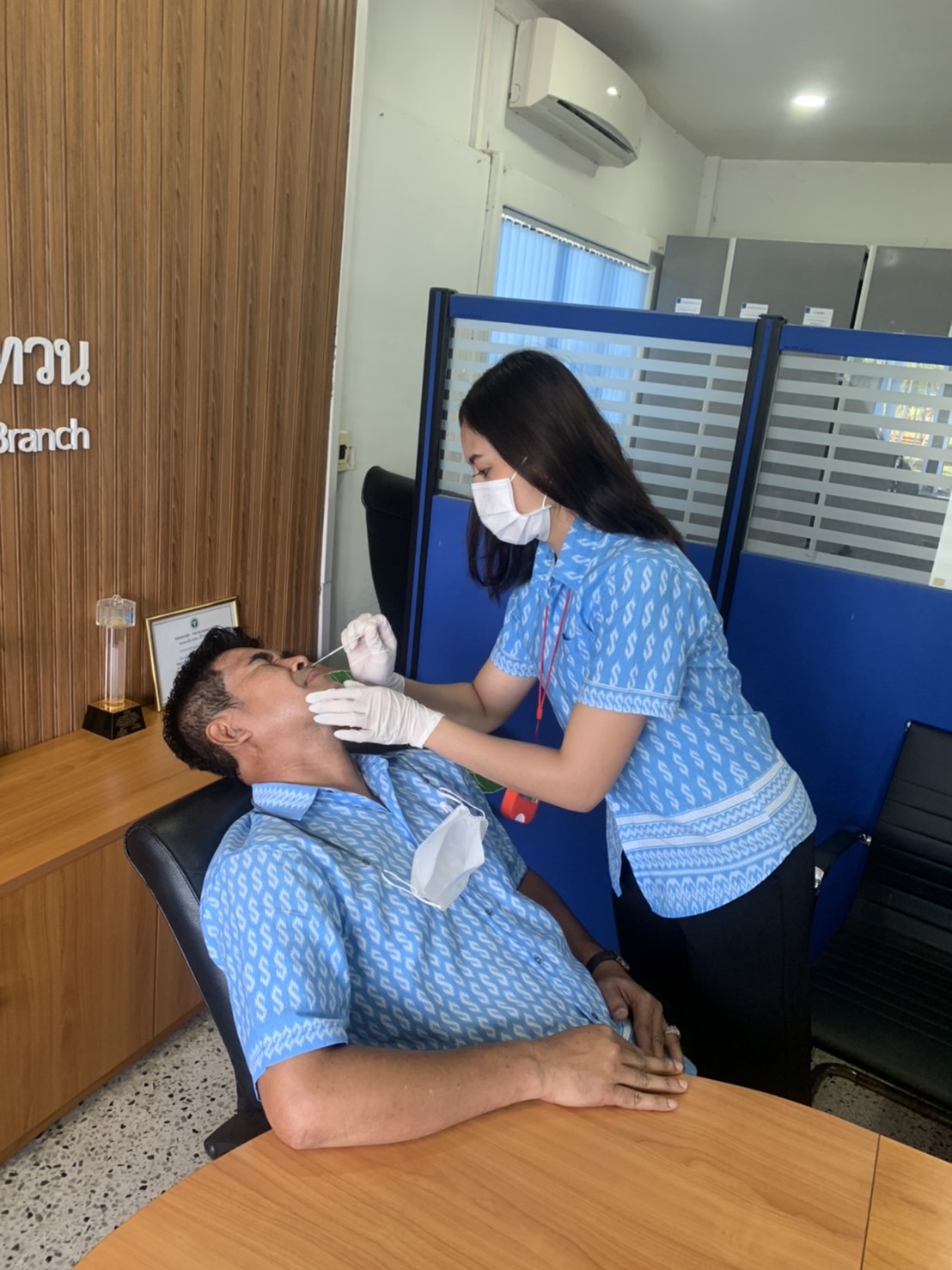 กปภ.สาขาพนมทวน ดำเนินการตรวจเชิงรุกหาเชื้อโควิด-19 ด้วยการตรวจ ANTIGEN TEST KIT (ATK)