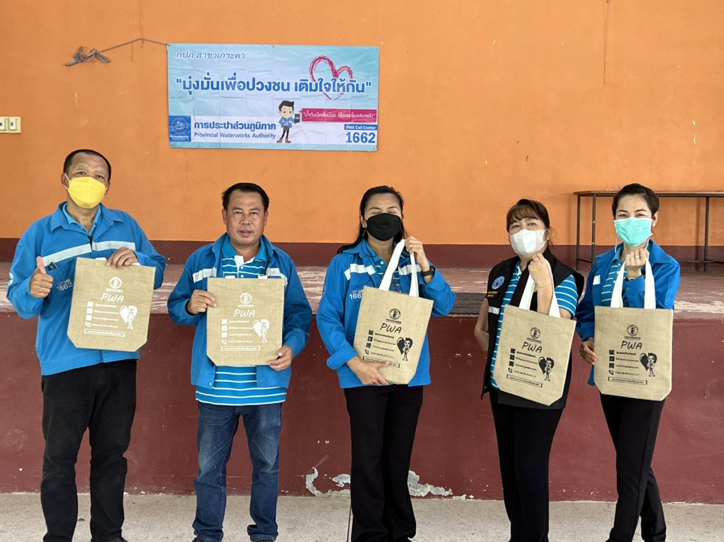 เมื่อวันอังคาร ที่ 21 มิ.ย. 65 เวลา 09.30 - 12.00 น. การประปาส่วนภูมิภาคสาขาเกาะคา นำโดย นางอรวรรณ รัตนจักร์ ผู้จัดการ กปภ.สาขาเกาะคา พร้อมด้วยพนักงานในสังกัด จัดกิจกรรมโครงการ มุ่ง มั่น เพื่อปวงชน เติมใจให้กัน ครั้งที่ 5/2565 ณ ศาลาเอนกประสงค์บ้านเข้าซ้อน หมู่ที่ 1 ตำบลไหล่หิน อำเภอเกาะคา จังหวัดลำปาง โดยมีกิจกรรม เช่น 1.รับคำร้องขอติดตั้งมาตรวัดน้ำสำหรับผู้ใช้น้ำรายใหม่ และมอบของที่ระลึกสำหรับลูกค้าที่ชำระค่าติดตั้ง 2.แนะนำ/เชิญชวนให้ลูกค้า ทำธุรกกรรมด้านต่างๆทางออนไลน์ 3.ให้ความรู้เรื่องการดูแลระบบประปาภายในบ้านให้กับประชาชน 4.ตรวจสอบมาตรวัดน้ำและระบบจ่ายน้ำภายในบ้าน เป็นต้น จากการจัดกิจกรรมในครั้งนี้ ทำให้ลูกค้าเกิดความประทับใจ และพึงพอใจในการให้บริการเป็นอย่างมาก