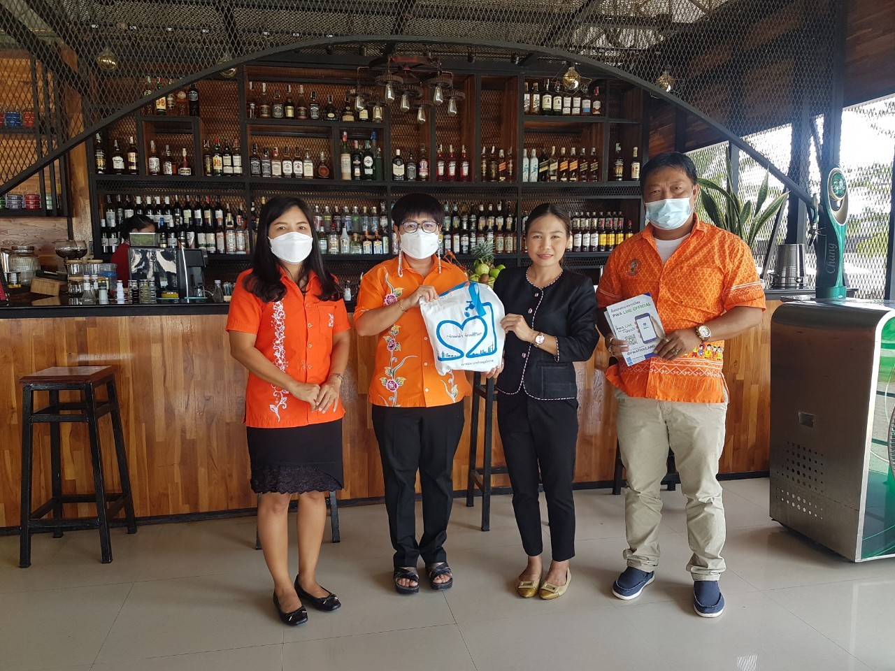 การประปาส่วนภูมิภาคสาขาบ้านตาขุน เข้าพบผู้ใช้น้ำรายใหญ่ในพื้นที่ตำบลเขาวง อำเภอบ้านตาขุน จังหวัดสุราษฎร์ธานี พร้อมทั้งมอบของที่ระลึก