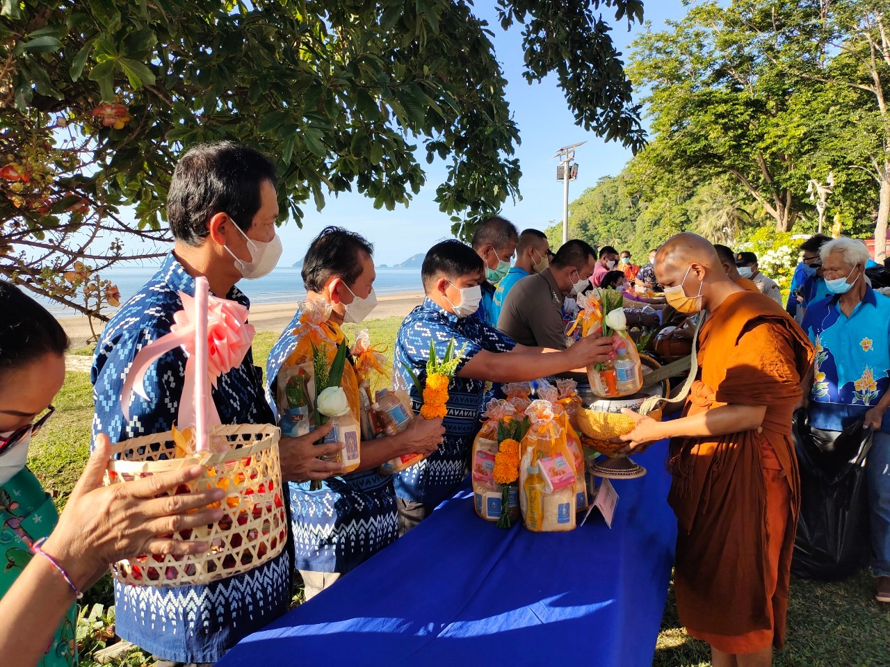 การประปาส่วนภูมิภาคสาขาชุมพร เข้าร่วมกิจกรรมผู้ว่าชวนทำบุญวันธรรมสวนะจังหวัดชุมพร ขับเคลื่อนขจัดความยากจนและพัฒนาคนทุกช่วงวัย