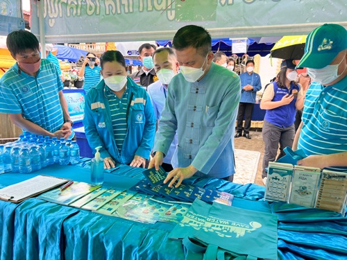 วันที่ 30 มิถุนายน 2565 กปภ.สาขาลำพูน โดยนายพรพจน์ ฑีฆายุ มอบหมายให้หัวหน้างานอำนวยการ และหัวหน้างานบริการและควบคุมน้ำสูญเสีย พร้อมพนักงาน ร่วมกิจกรรม "ออกหน่วยบำบัดทุกข์ บำรุงสุข " ร่วมกับ กปภ.สาขาบ้านโฮ่ง โดยนายคมสัน สัมมา ผู้จัดการการประปาส่วนภูมิภาคสาขาบ้านโฮ่ง มอบหมายให้ ว่าที่ ร.ต.ชโลธร ชมพูพันธ์ หัวหน้างานผลิต กปภ.สาขาบ้านโฮ่ง พร้อมพนักงาน เข้าร่วมกิจกรรมร่วมกับจังหวัดลำพูน ณ วัดหล่ายแก้ว ต.ศรีเตี้อ อ.บ้านโฮ่ง จ.ลำพูน โดยมีผู้ว่าราชการจังหวัดลำพูน นายวรยุทธ เนาวรัตน์ เป็นประธานในพิธีเปิด โดย กปภ.สาขาลำพูน และกปภ.สาขาบ้านโฮ่ง นำน้ำดื่มบรรจุขวดตราสัญลักษณ์ จำนวน 250 ขวด , กระเป๋าผ้าลดโลกร้อน , และสมุดบันทึก เพื่อร่วมกิจกรรมแจกจ่ายให้กับผู้เข้าร่วมกิจกรรม ในครั้งนี้ด้วย