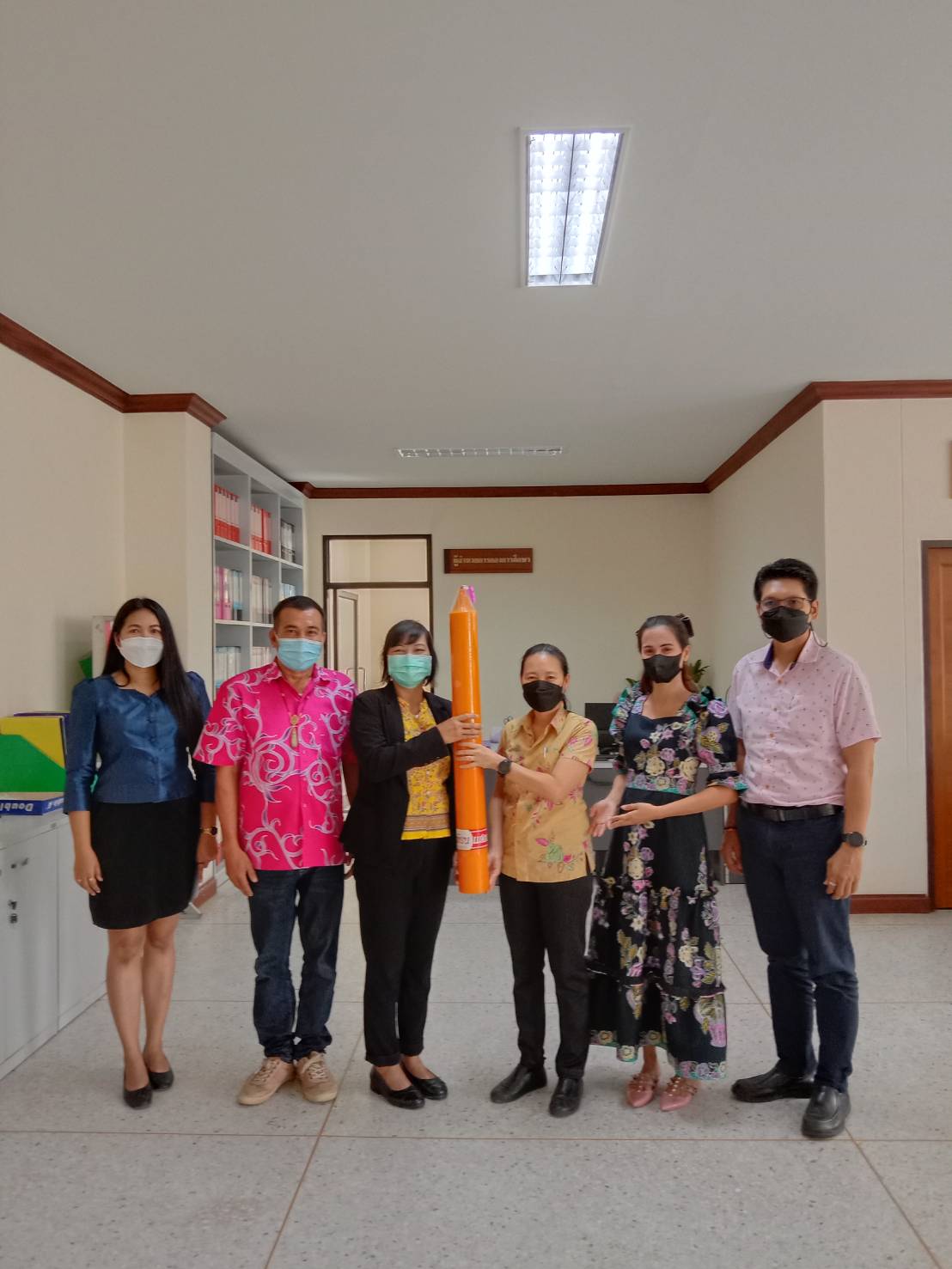 กปภ.สาขาคลองท่อมได้ร่วมส่งมอบต้นเทียนพรรษาพร้อมปัจจัย มอบให้แก่สำนักงานเทศบาลตำบลคลองท่อมใต้