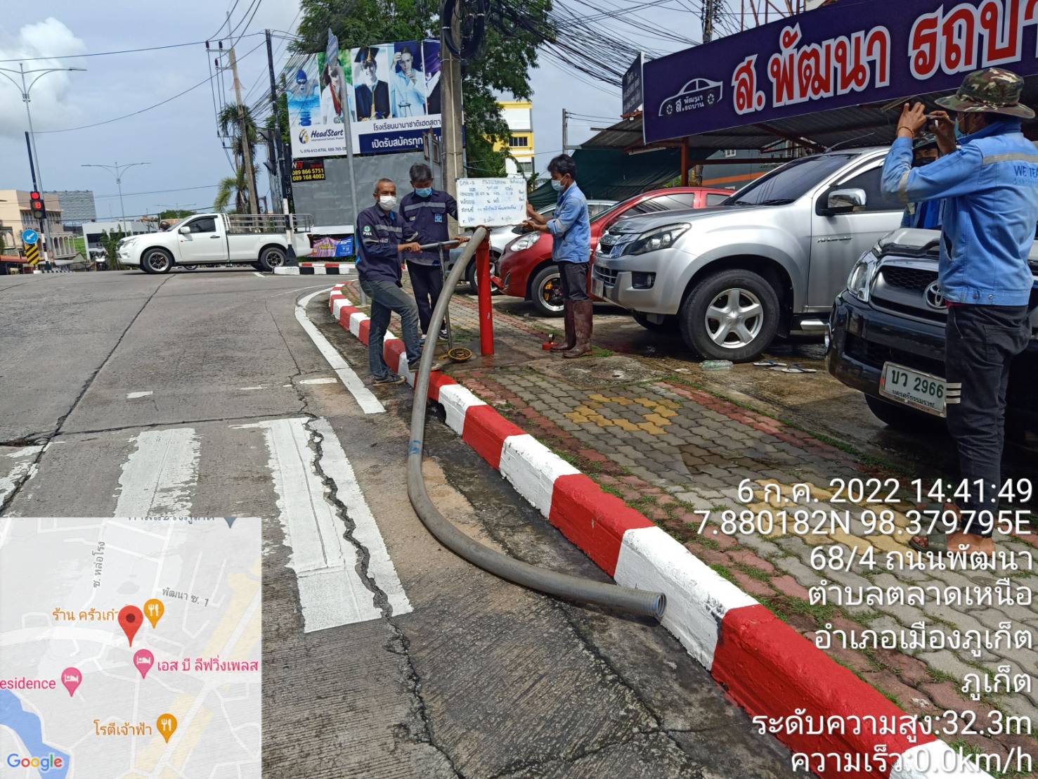 กปภ.สาขาภูเก็ต ร่วมกับบริษัท เอเชีย อินฟราสตรักเชอร์ แมเนจเม้นท์ (ประเทศไทย) จำกัด (โครงการจัดการลดน้ำสูญเสีย) ลงพื้นที่บริเวณถนนวิรัชหงษ์หยก ต.วิชิต อ.เมืองภูเก็ต ดำเนินการเปิดล้างระบายตะกอนในเส้นท่อจ่ายน้ำ (Blow off) ผ่านหัวดับเพลิง
