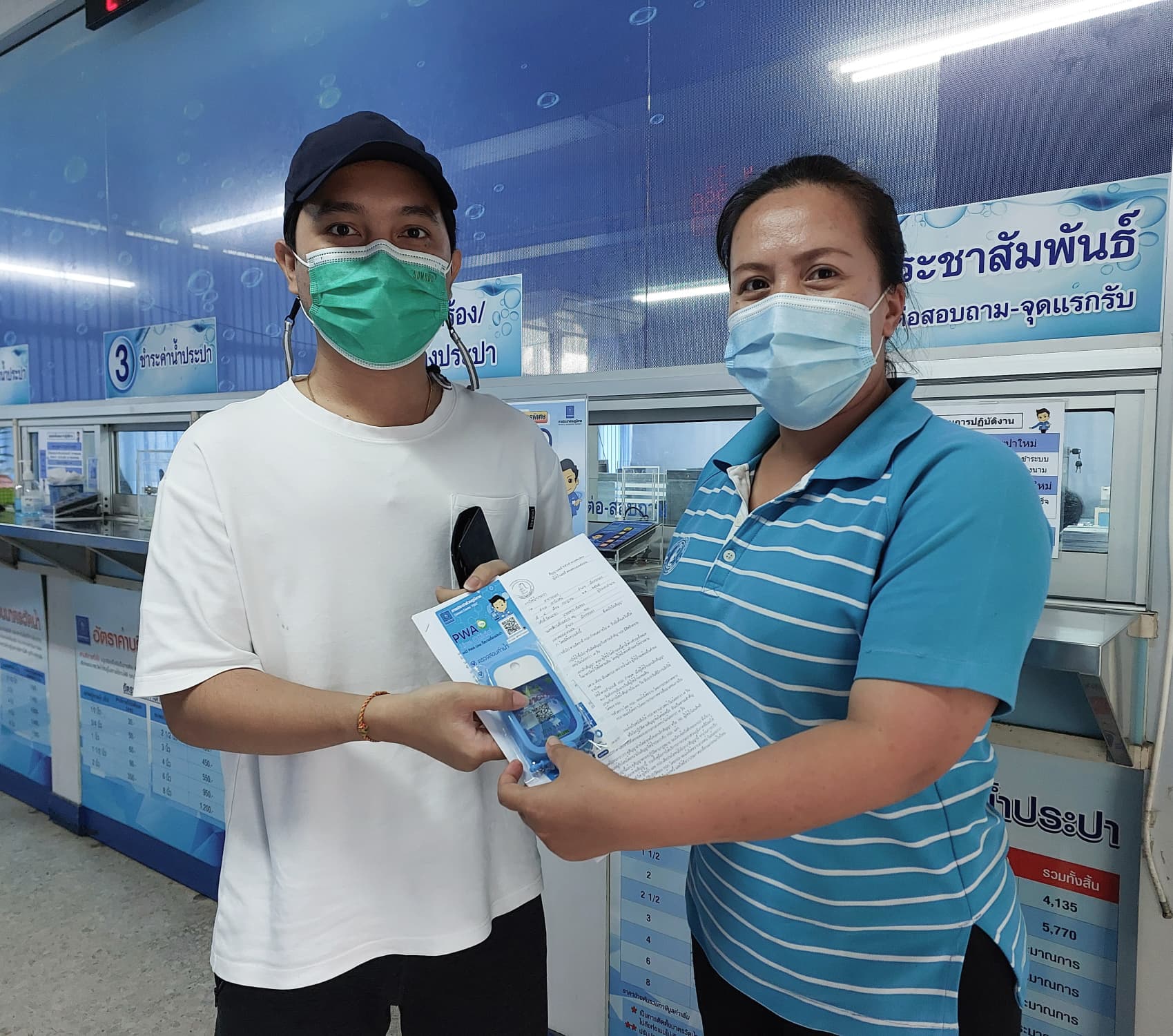 กปภ.สาขาระนอง มอบของที่ระลึกผู้ใช้น้ำขอติดตั้งน้ำประปารายใหม่
