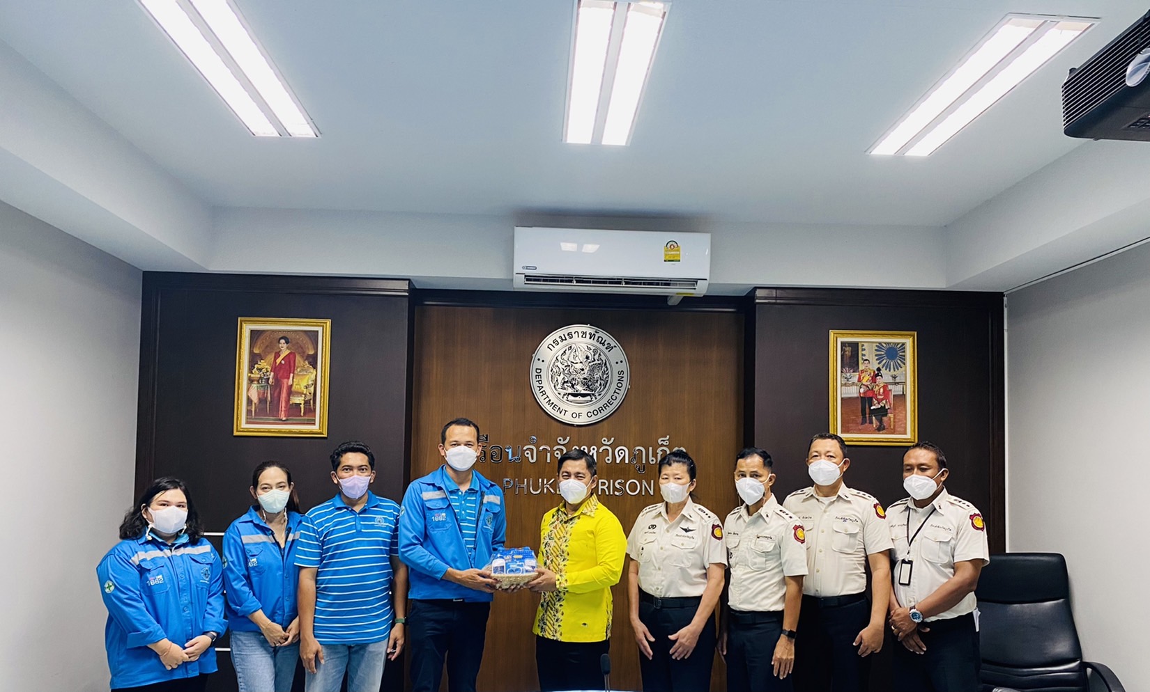งานควบคุมคุณภาพน้ำ 2 กปภ.ข.4 ร่วมกับการประปาส่วนภูมิภาคสาขาภูเก็ต เข้าเก็บตัวอย่างน้ำและทดสอบคุณภาพน้ำสำหรับอุปโภคบริโภค ภายใต้ "โครงการราชภัณทัณฑ์ ปันสุข ทำความดี เพื่อชาติ ศาสน์ กษัตริย์ " พร้อมทั้งเป็นการออกพบปะผู้ใช้น้ำรายใหญ่ ณ เรือนจำจังหวัดภูเก็ต