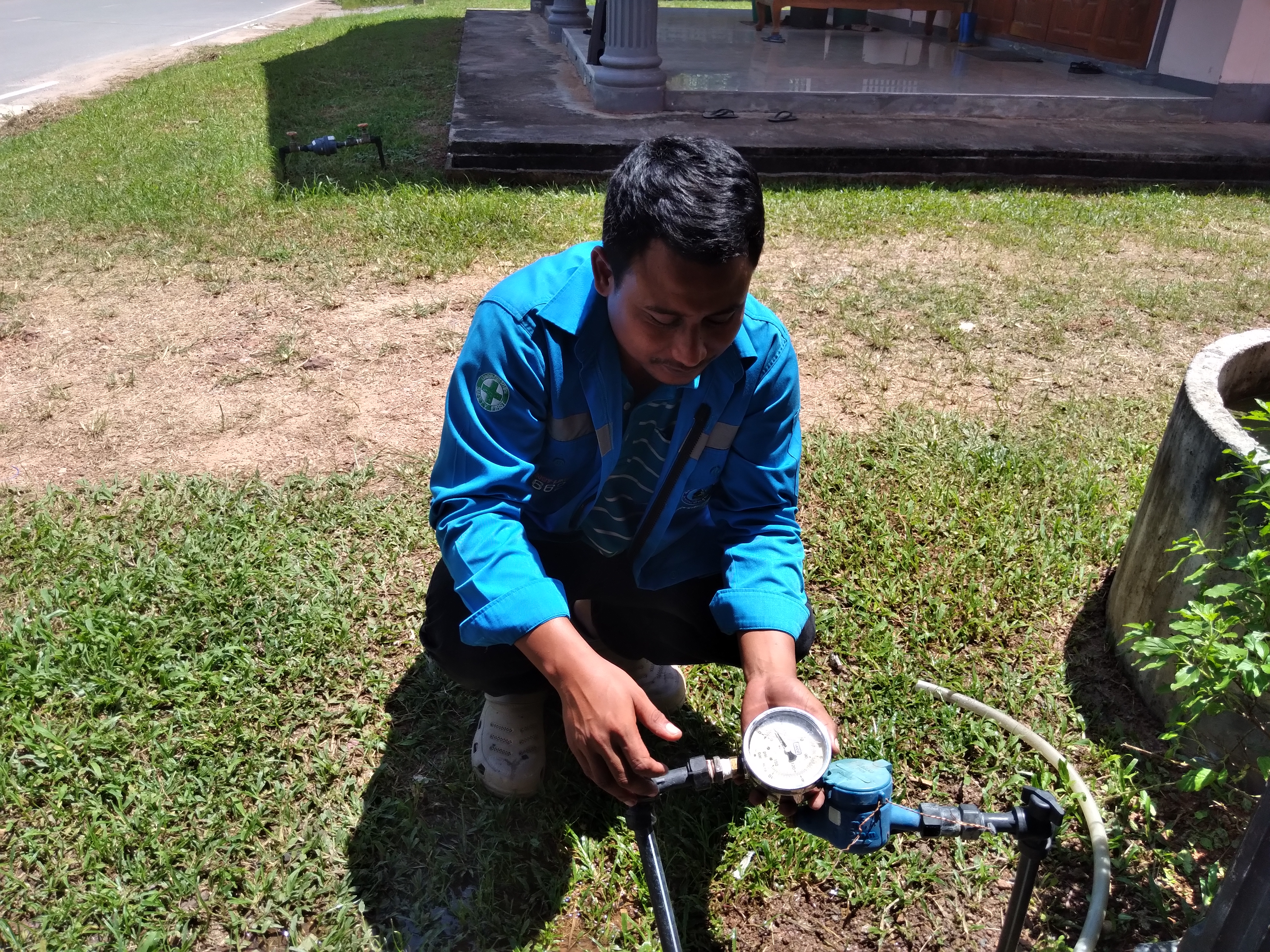 กปภ.สาขาคลองท่อมตรวจวัดแรงดันน้ำ บริเวณพื้นที่ตำบลคลองพน