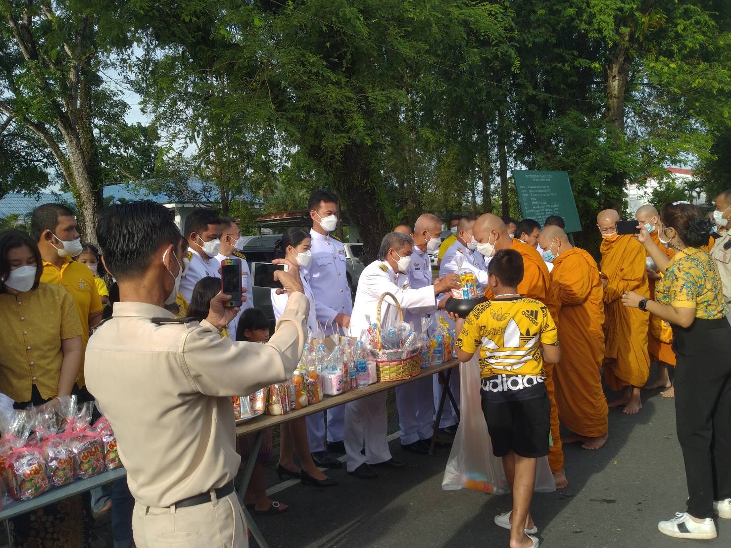 การประปาส่วนภูมิภาคสาขาตะกั่วป่า เข้าร่วมพิธีทำบุญตักบาตรถวายเป็นพระราชกุศล เนื่องในโอกาสวันเฉลิมพระชนมพรรษา พระบาทสมเด็จพระเจ้าอยู่หัว 28 กรกฎาคม 2565