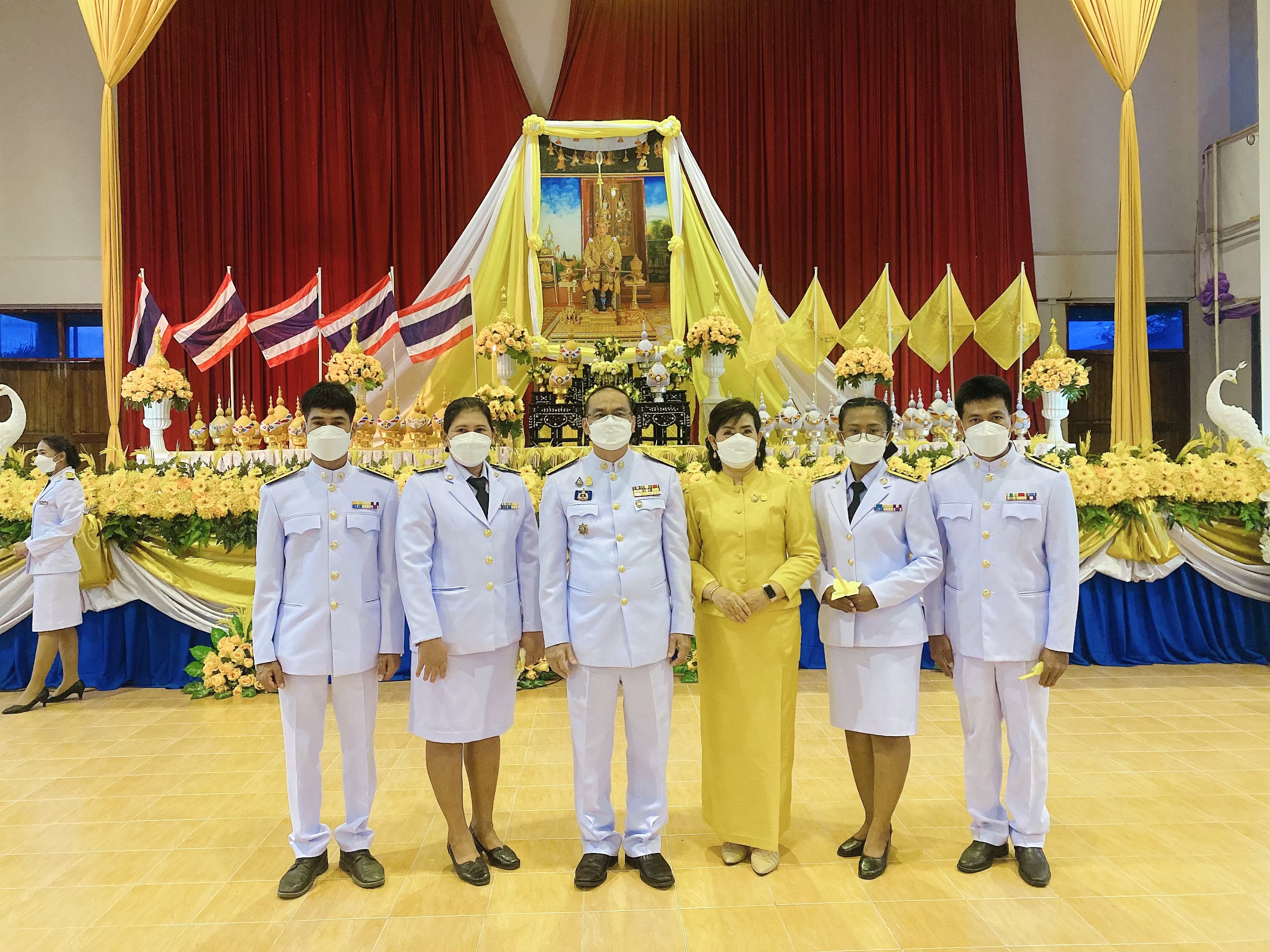 กปภ.สาขากุยบุรีเข้าร่วมพิธีถวายเครื่องราชสักการะและจุดเทียนถวายพระพรชัยมงคลเนื่องในโอกาสวันเฉลิมพระชนมพรรษาพระบาทสมเด็จพระเจ้าอยู่หัว ปีพุทธศักราช 2565