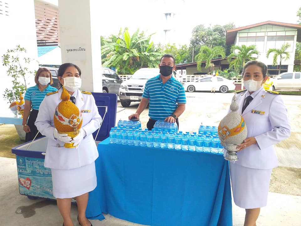 วันพฤหัสบดีที่ 28 กรกฎาคม 2565 กปภ.สาขากาญจนดิษฐ์ โดยนายสุรพงศ์ สมหวัง ผู้จัดการ กปภ.สาขากาญจนดิษฐ์ มอบหมายพนักงานในสังกัด ร่วมพิธีถวายเครื่องราชสักการะ วางพานพุ่มและถวายพระพรชัยมงคล เนื่องในโอกาสมหามงคลเฉลิมพระชนมพรรษา 70 พรรษา พระบาทสมเด็จพระปรเมนทรรามาธิบดีศรีสินทรมหาวชิราลงกรณ พระวชิรเกล้าเจ้าอยู่หัว 28 กรกฎาคม 2565 ณ ศาลาประชาคมที่ว่าการอำเภอกาญจนดิษฐ์   อำเภอกาญจนดิษฐ์  จังหวัดสุราษฎร์ธานี พร้อมร่วมแจกน้ำดื่มตราสัญญาลักษณ์ กปภ. สำหรับผู้ที่มาร่วมกิจกรรมดังกล่าวด้วย