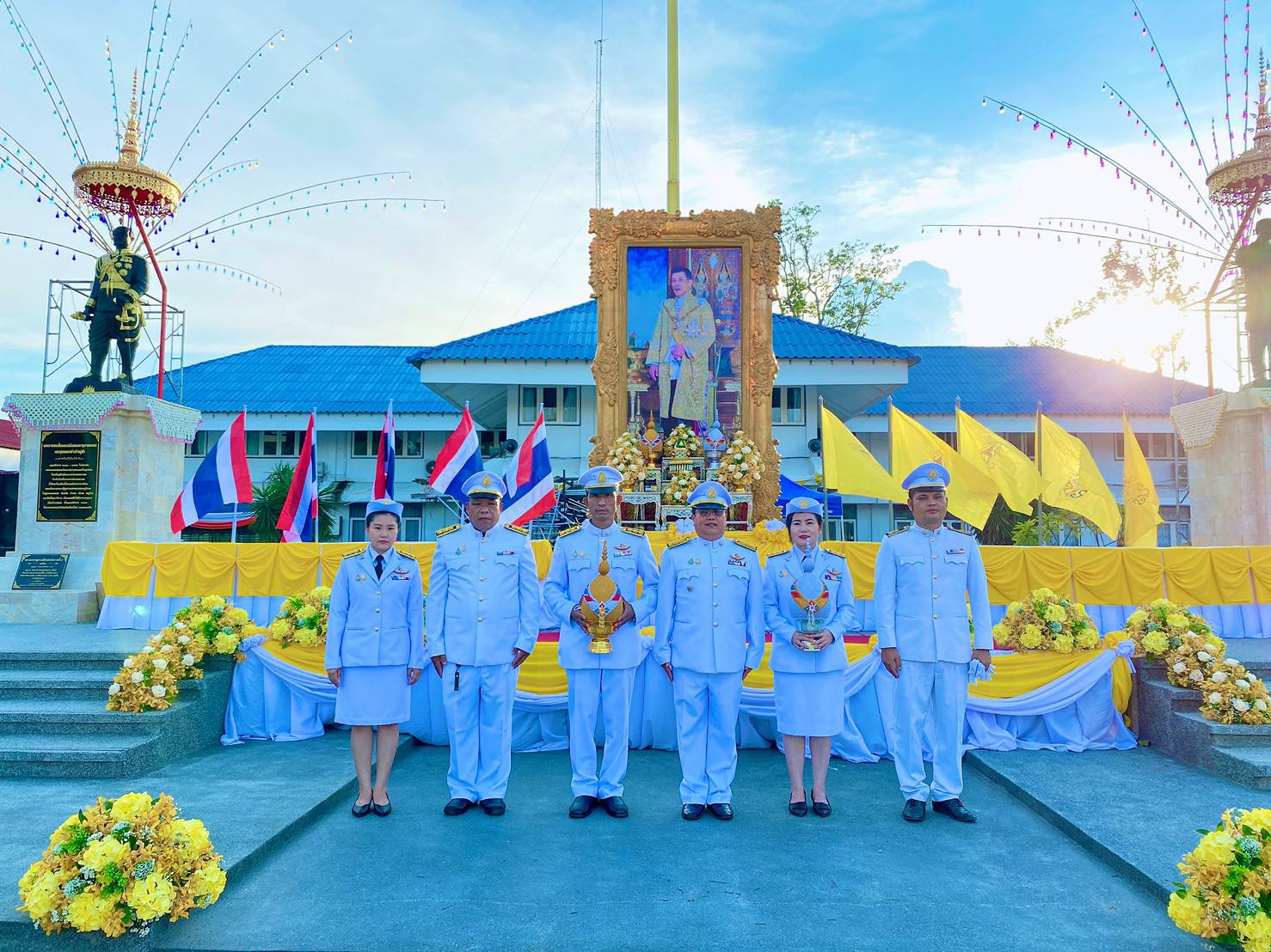 การประปาส่วนภูมิภาคสาขาฮอด ร่วมพิธีถวายเครื่องราชสักการะและวางพานพุ่ม จุดเทียนชัยถวายพระพร ชัยมงคล เฉลิมพระเกียรติพระบาทสมเด็จพระเจ้าอยู่หัว