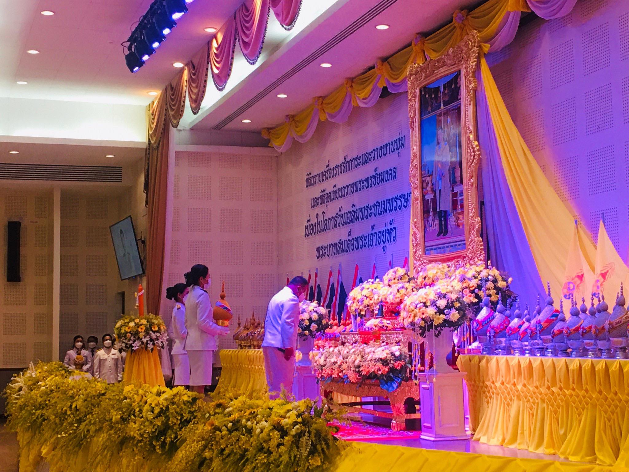 การประปาส่วนภูมิภาคสาขาพังงา เข้าร่วมพิธีถวายเครื่องราชสักการะ และวางพานพุ่มเงิน-พุ่มทอง และร่วมพิธีจุดเทียนถวายพระพรชัยมงคลเฉลิมพระเกียรติพระบาทสมเด็จพระเจ้าอยู่หัว
