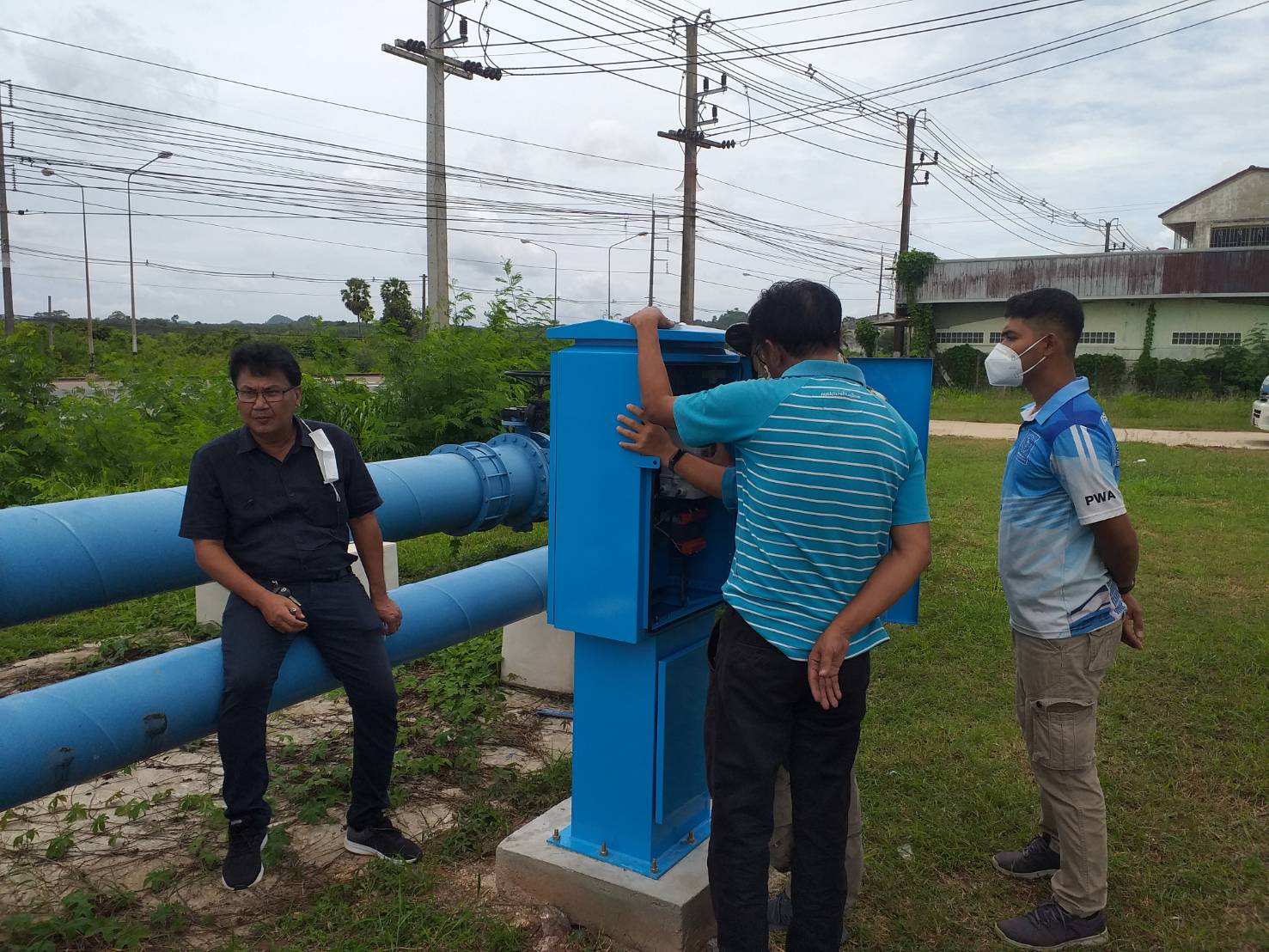 วันพุธที่ 3 สิงหาคม 2565 การประปาส่วนภูมิภาคสาขากาญจนดิษฐ์ ภายใต้การบริหารของนายสุรพงศ์ สมหวัง ผู้จัดการการประปาส่วนภูมิภาคสาขากาญจนดิษฐ์ มอบหมายพนักงานในสังกัดพร้อมงานตารตรวัดน้ำ กองระบบจำหน่าย กปภ.เขต 4 เข้าดำเนินการ Set Zero หน่วยน้ำร่วมของมาตรวัดน้ำ MM 12. พลายวาส กาญจนดิษฐ์ เนื่องจากมีการปรับปรุงระบบควบคุมมาตรวัดน้ำและพื้นที่ติดตั้งมาตรวัดน้ำใหม่ทำให้ผลรวมของเลขมาตร MM 12. พลายวาส กาญจนดิษฐ์ ผิดเพี้ยน ให้กลับมาใช้งานได้ตามปกติต่อไป