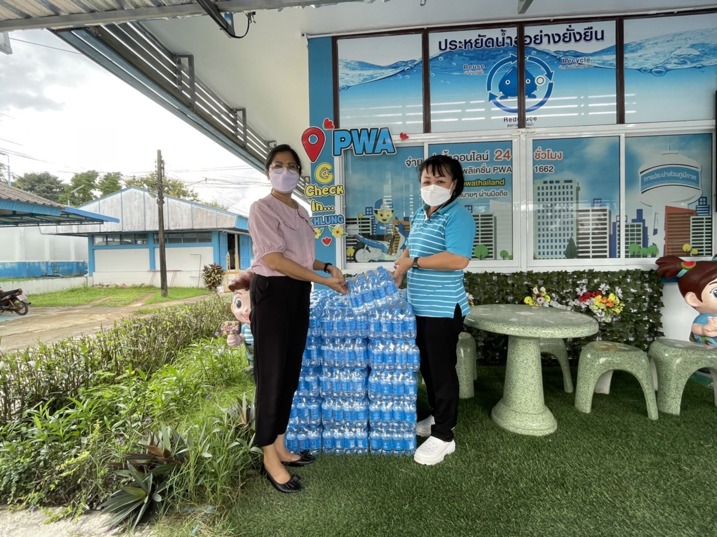กปภ.สาขาขลุง มอบน้ำดื่มบรรจุขวดตราสัญลักษณ์ กปภ.