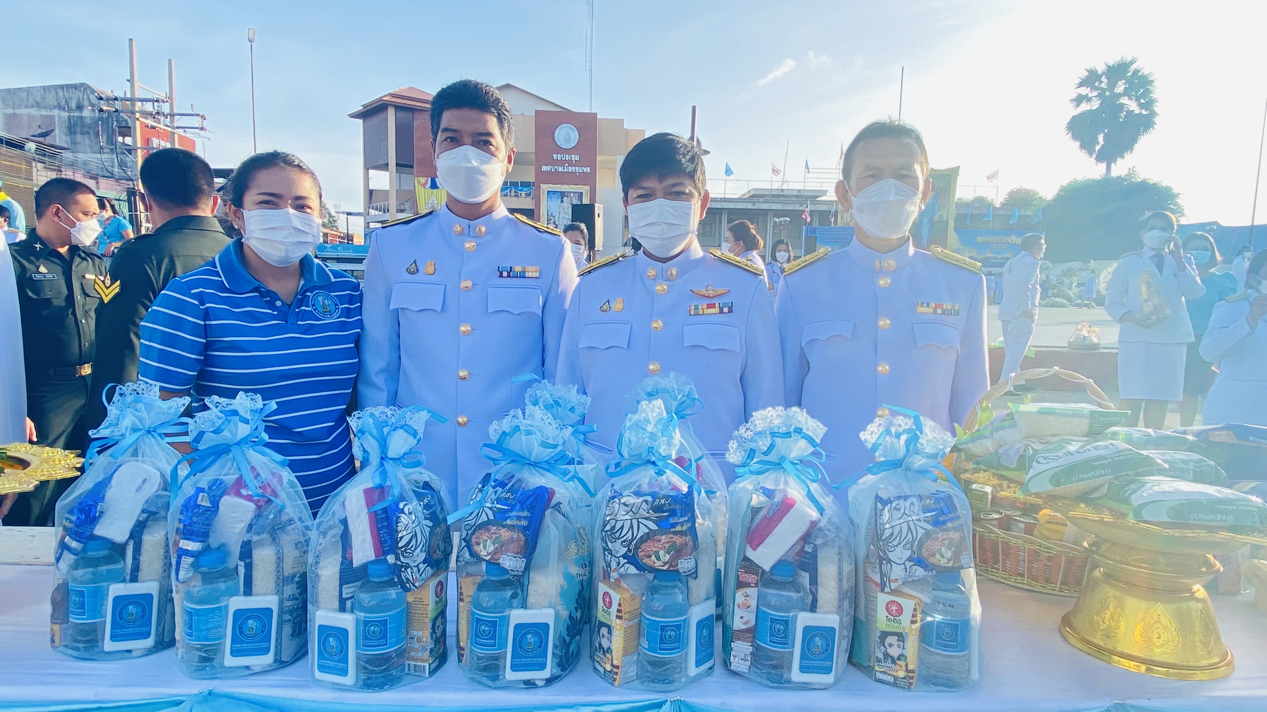 การประปาส่วนภูมิภาคสาขาชุมพรร่วมกิจกรรม ทำบุญตักบาตร เนื่องในวันเฉลิมพระชนมพรรษา สมเด็จพระนางเจ้าสิริกิติ์ พระบรมราชินีนาถ พระบรมราชชนนีพันปีหลวง เนื่องในโอกาสมหามงคลเฉลิมพระชนมพรรษา 90 พรรษา ณ ลานเทศบาลเมืองชุมพร