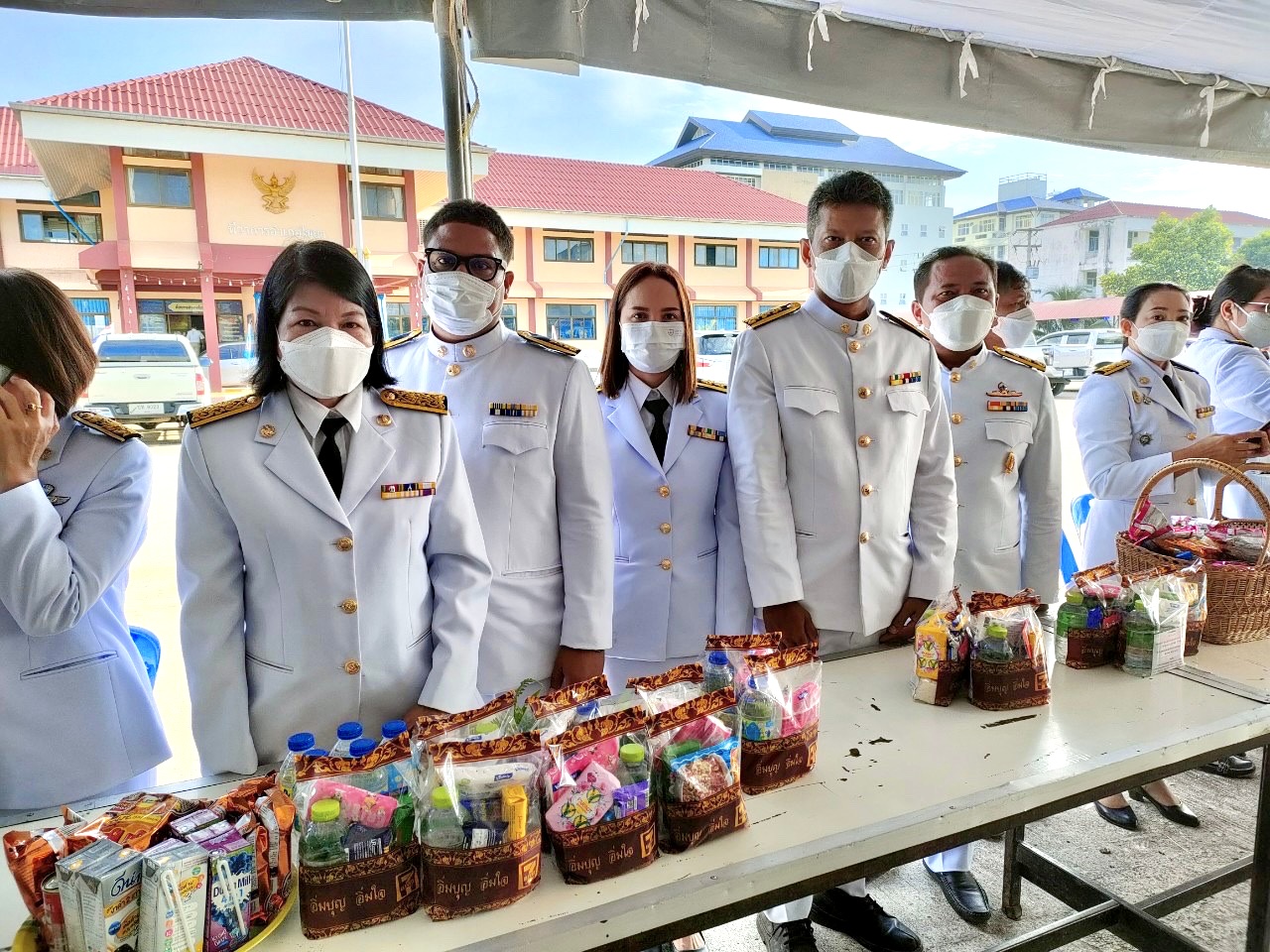 การประปาส่วนภูมิภาคสาขาไชยา เข้าร่วมพิธีทำบุญตักบาตรข้าวสารอาหารแห้งพระสงฆ์และสามเณร ณ ลานหน้าที่ว่าการอำเภอไชยา