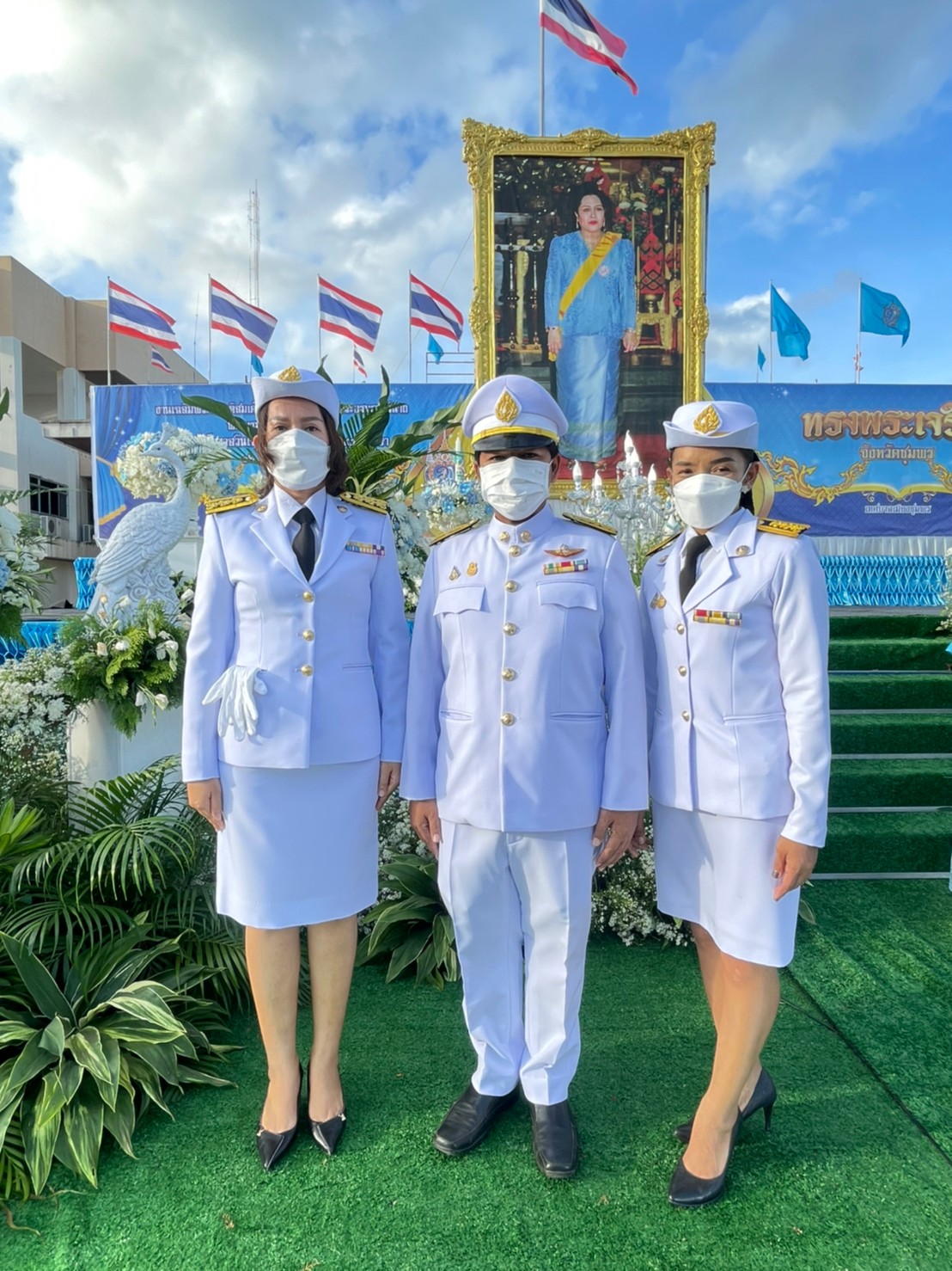 การประปาส่วนภูมิภาคสาขาชุมพร ร่วมกิจกรรม พิธีถวายเครื่องราชสักการะ วางพานพุ่ม และพิธีจุดเทียนถวายพระพรชัยมงคล สมเด็จพระนางเจ้าสิริกิติ์ พระบรมราชินีนาถ พระบรมราชชนนีพันปีหลวง เนื่องในโอกาสมหามงคลเฉลิมพระชนมพรรษา 90 พรรษา 12 สิงหาคม 2565 ณ บริเวณ หน้าสำนักงานเทศบาลเมืองชุมพร