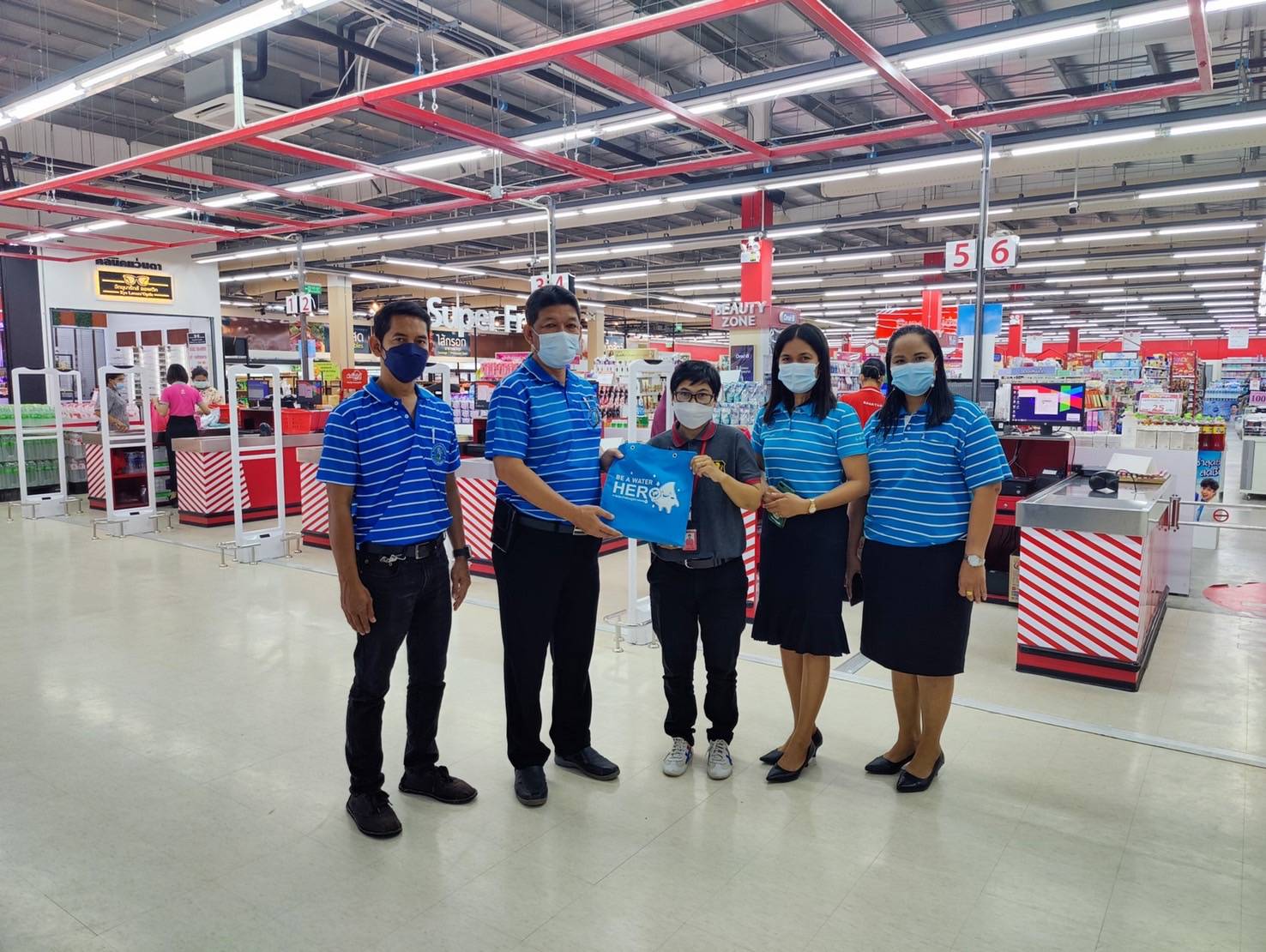 การประปาส่วนภูมิภาคสาขากาญจนดิษฐ์ ลงพื้นที่พบผู้ใช้น้ำรายใหญ่ ภายใต้กิจกรรมมุ่งมั่นเพื่อปวงชน เติมใจให้กันประจำปี 2565 ณ ห้างสรรพสินค้าสหไท สาขาท่าทองใหม่ อำเภอกาญจนดิษฐ์ จังหวัดสุราษฎร์ธานี