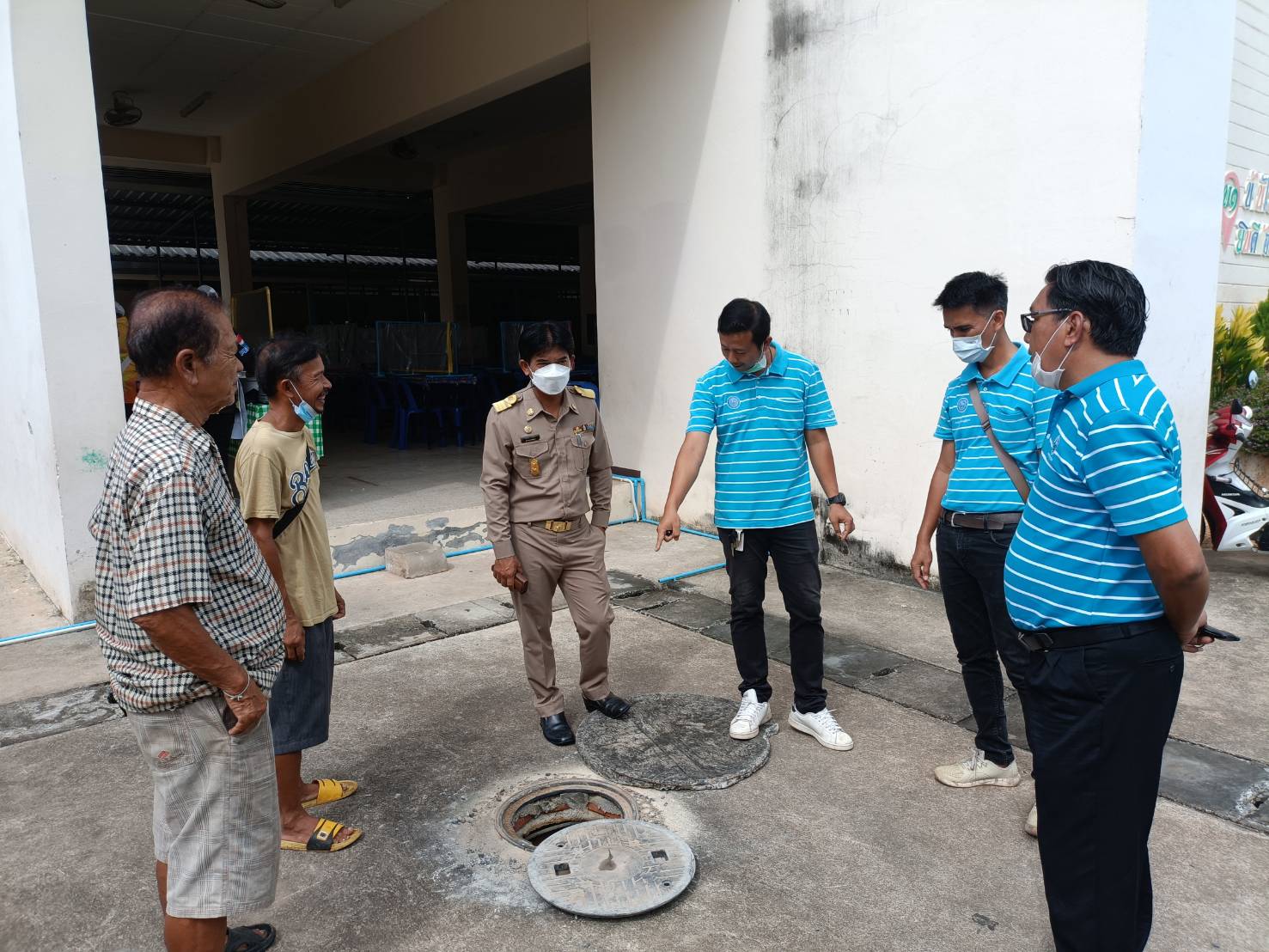 กปภ.สาขากาญจนดิษฐ์ ดำเนินงานตรวจสอบท่อรั่วภายในโรงเรียนโรงเรียนเทศบาล ๑ (บ้านไร่หลวง) ตามโครงการมุ่งมั่นเพื่อปวงชน เติมใจให้กัน