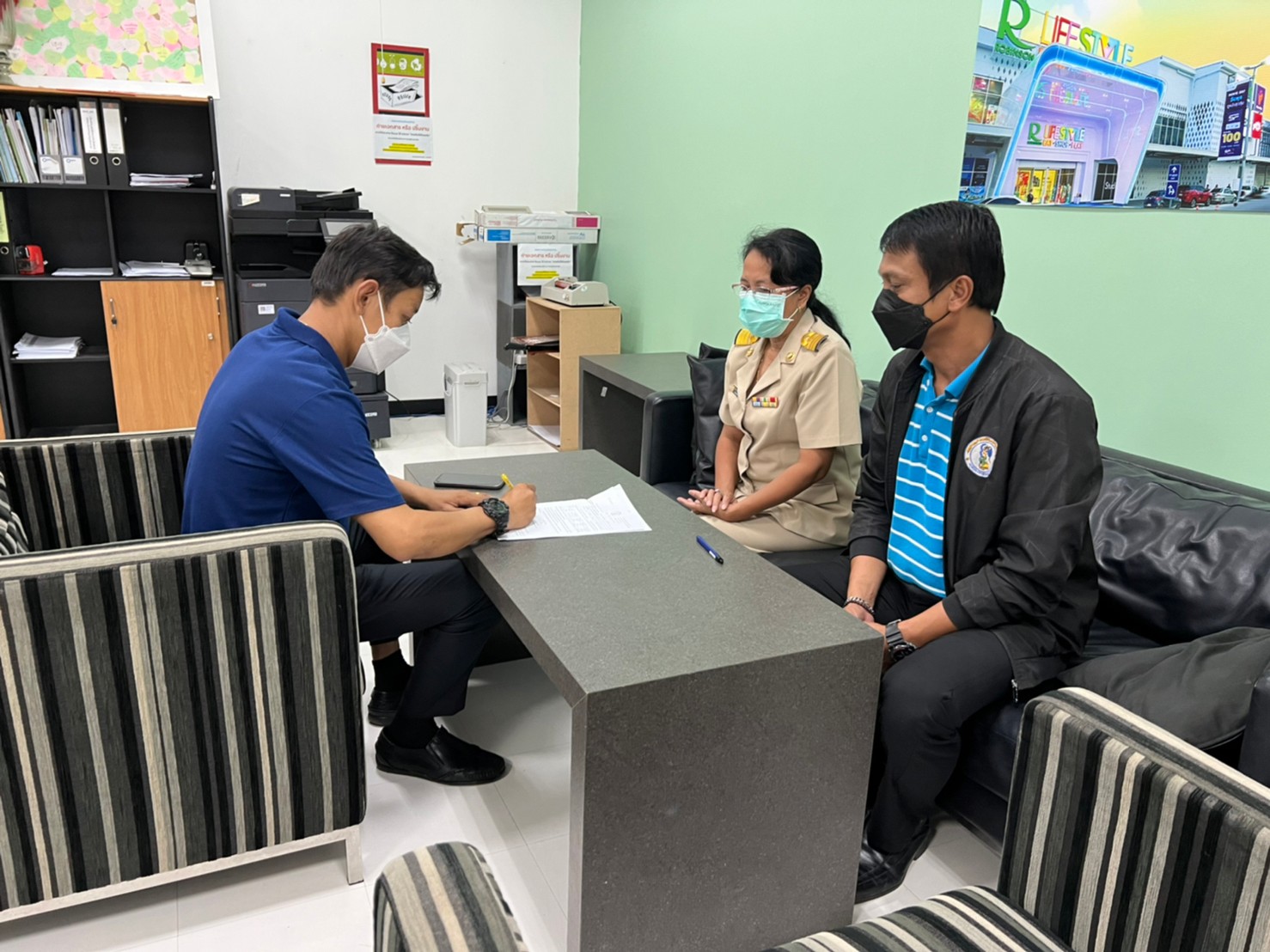กปภ.สาขากาญจนบุรี ออกติดตามหนี้ค้างชำระค่าน้ำประปา