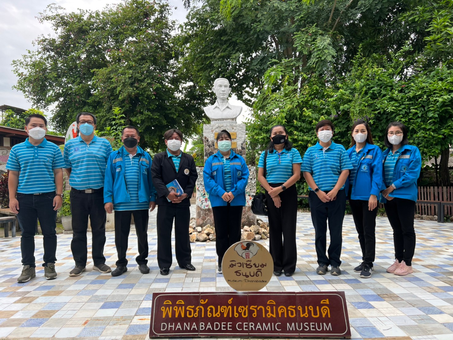 เมื่อวันที่ 7 กันยายน 2565 เวลา 09.30 - 11.00 น. กปภ.สาขาเกาะคา นำโดยนางอรวรรณ รัตนจักร์ ผู้จัดการการประปาส่วนภูมิภาคสาขาเกาะคา ,นางปวีณา ไชยนอก หัวหน้างานอำนวยการ,นายเสรี วุฒิไกรวัฒน์ หัวหน้างานบริการและควบคุมน้ำสูญเสีย, นายจิรพล รัตนคำนวณ หัวหน้างานผลิต และพนักงานในสังกัด ดำเนินโครงการศึกษาดูงานเพื่อแลกเปลี่ยนความรู้พัฒนาการปฏิบัติงาน ณ พิพิธภัณฑ์เซรามิคธนบดี อ.เมือง จ.ลำปาง เพื่อไปประยุกต์ใช้ในการทำงานและการให้บริการลูกค้าได้อย่างมีประสิทธิภาพยิ่งขึ้น