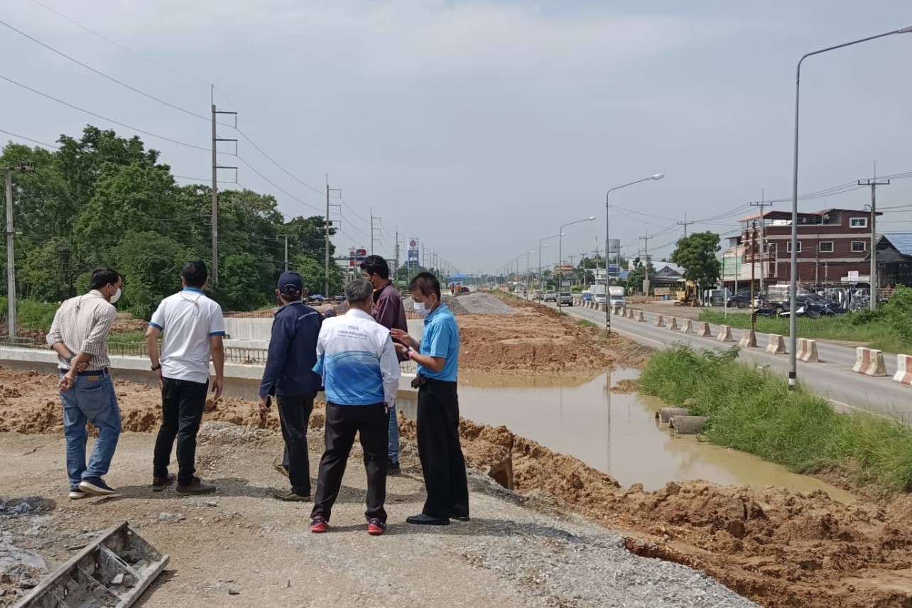 ติดตามงานก่อสร้างย้ายแนวท่อประปาออกจากแนวก่อสร้างโครงการบรรเทาอุทกภัยเมืองชัยภูมิ