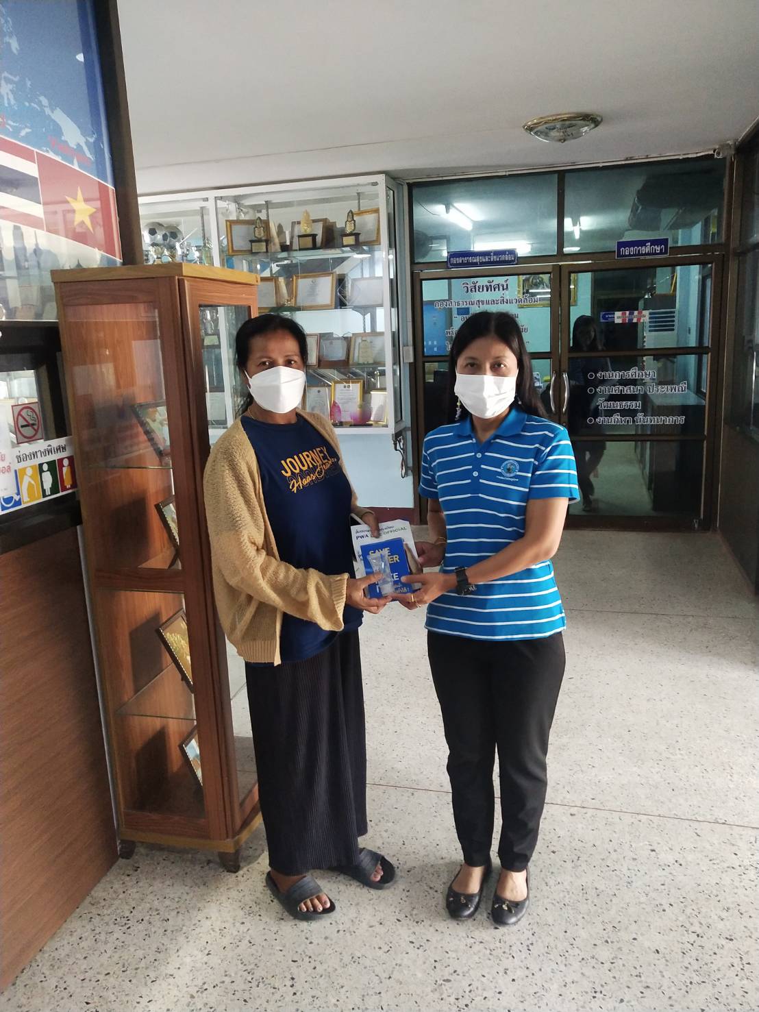 การประปาส่วนภูมิภาคสาขาอ่าวลึก ลงพื้นที่มอบของที่ระลึกแก่ลูกค้าที่มาชำระเงินค่าน้ำประปา ณ สำนักงานเทศบาลตำบลปลายพระยา